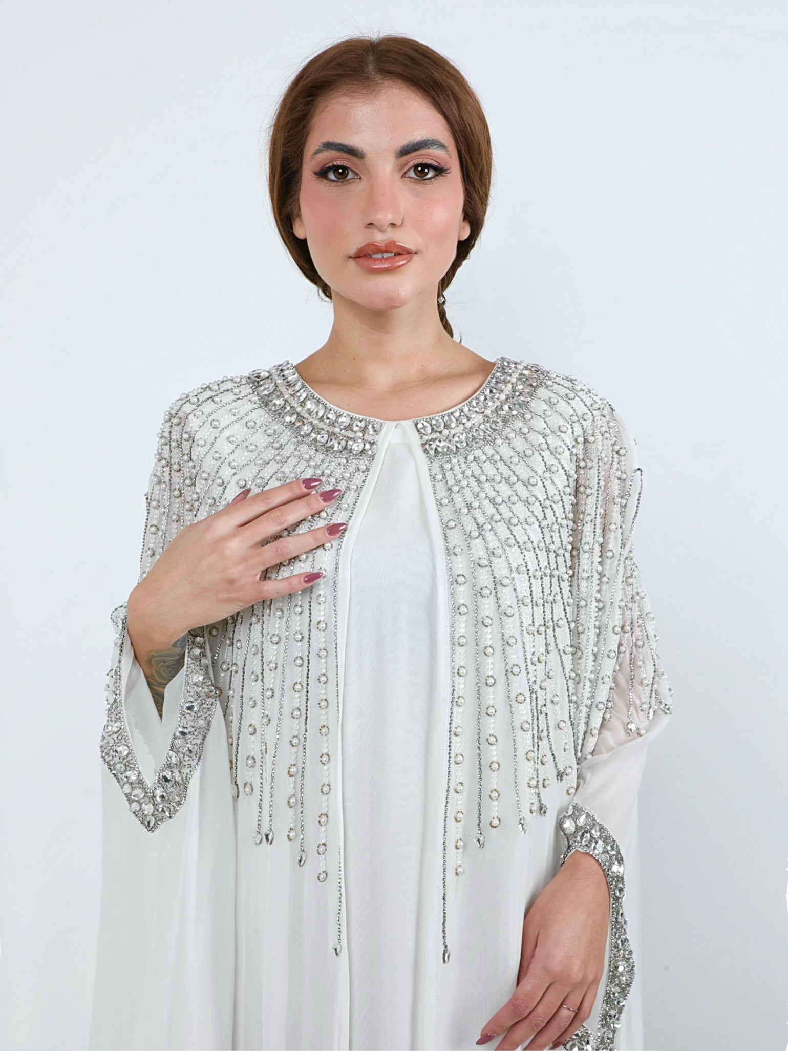 فستان كاب ابيض مطرز بتطريز يدوي فضي راقي