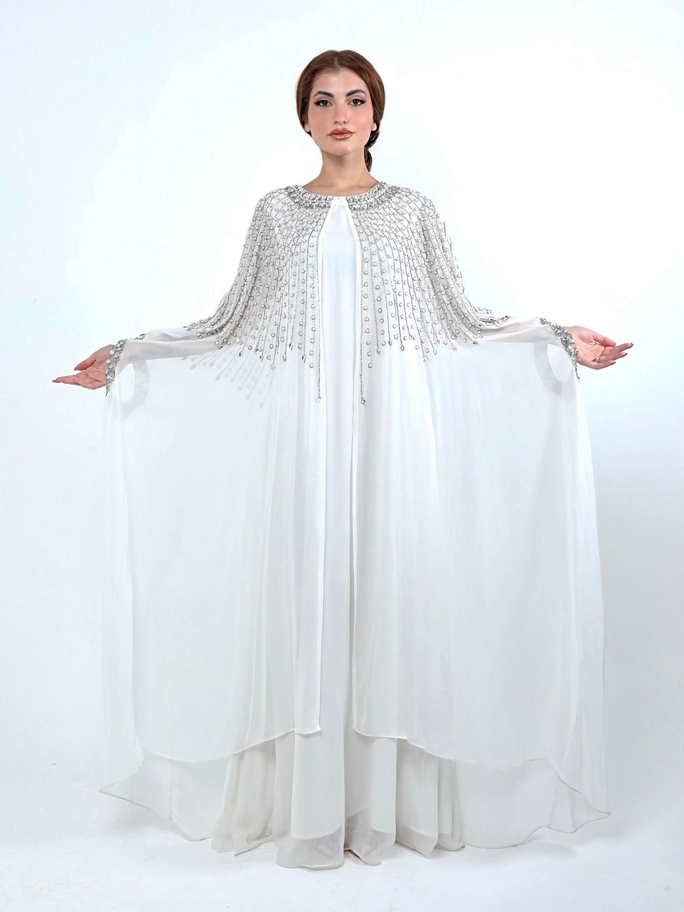 فستان ابيض طويل ناعم فضفاض مع كاب مطرز