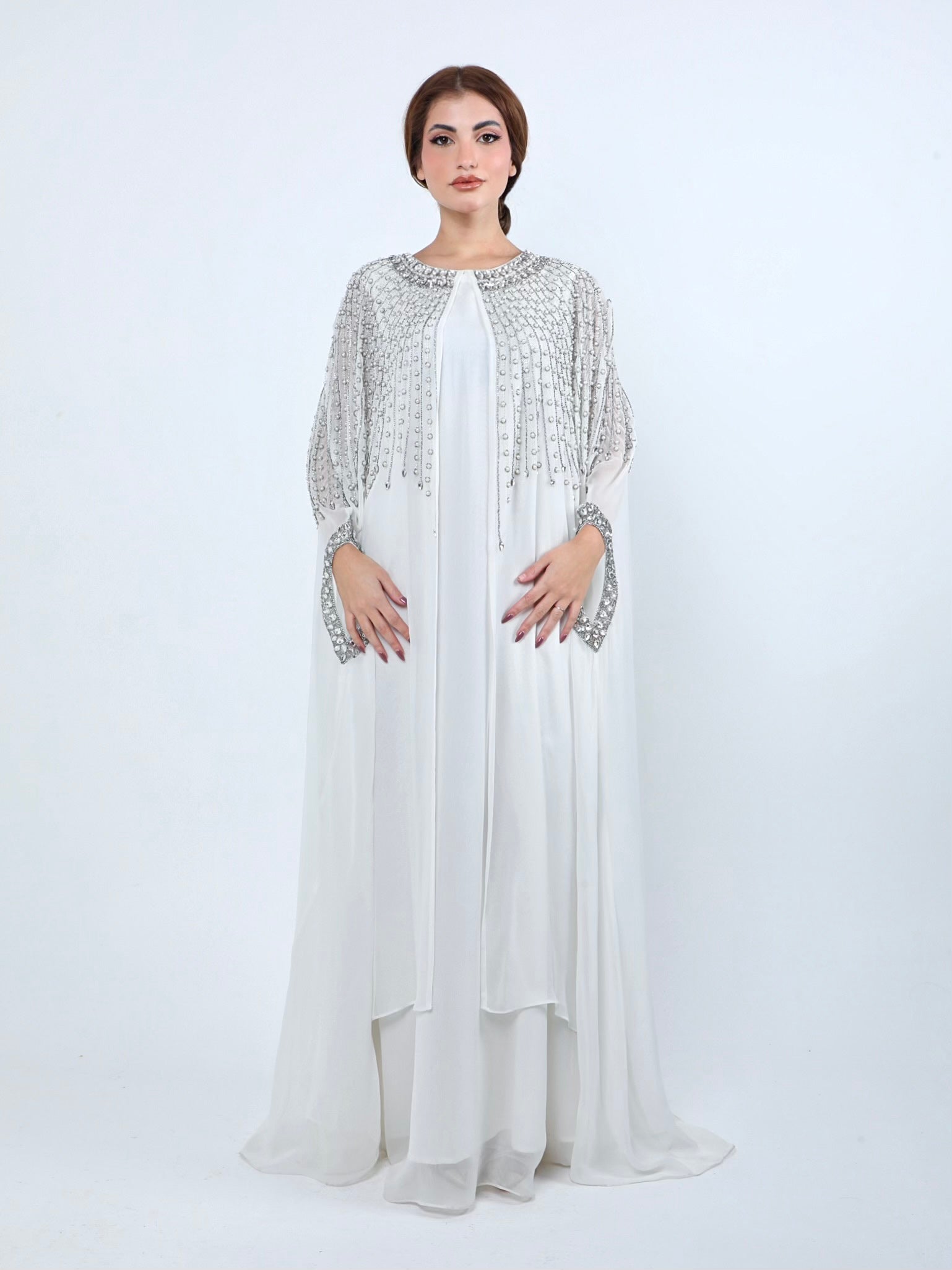 فستان شالكي نسائي لونه ابيضمع كاب مطرز فضي