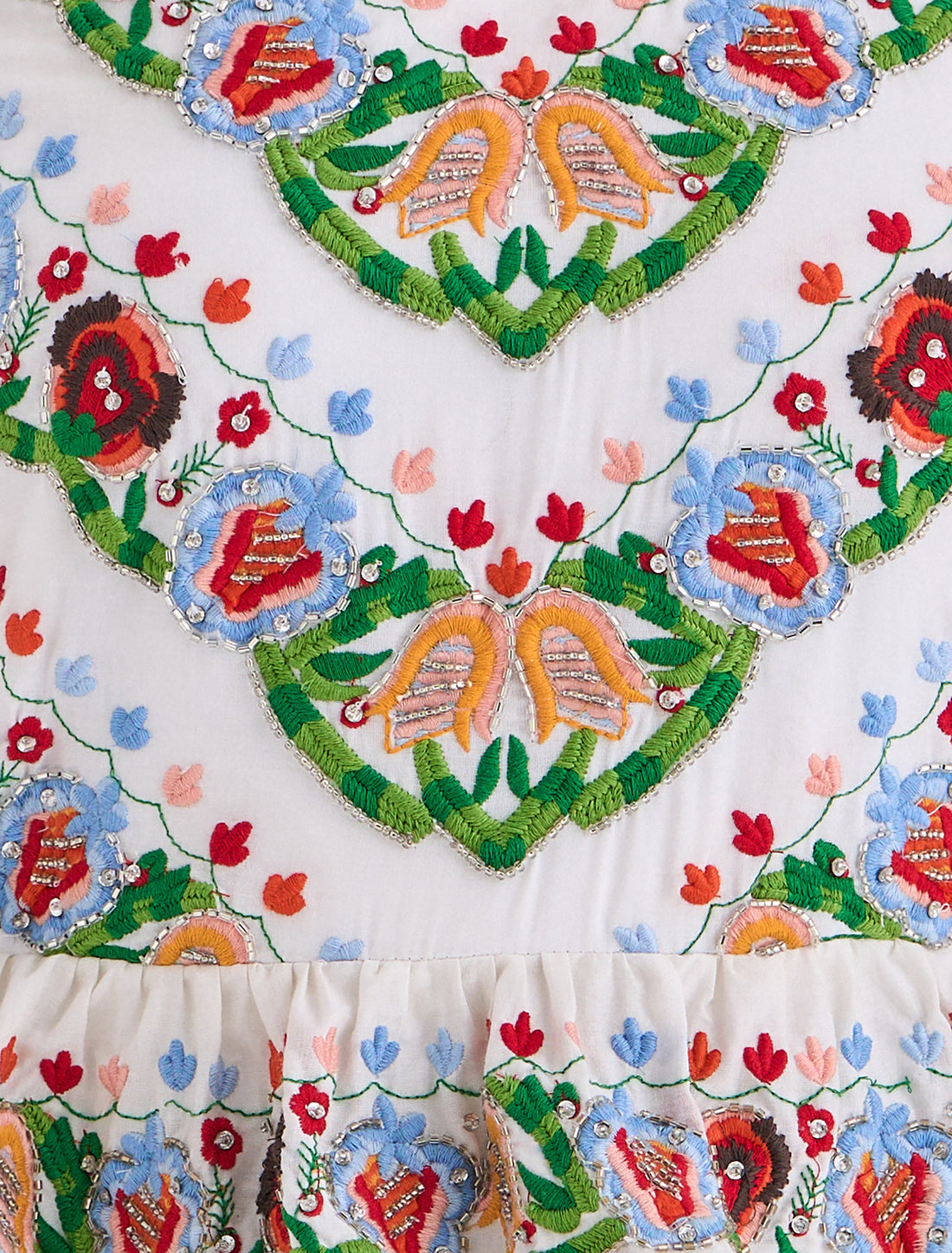 فستان سهرة ابيض طويل بتصميم كشكش طولي 
White maxi dress with a vertical ruffled design