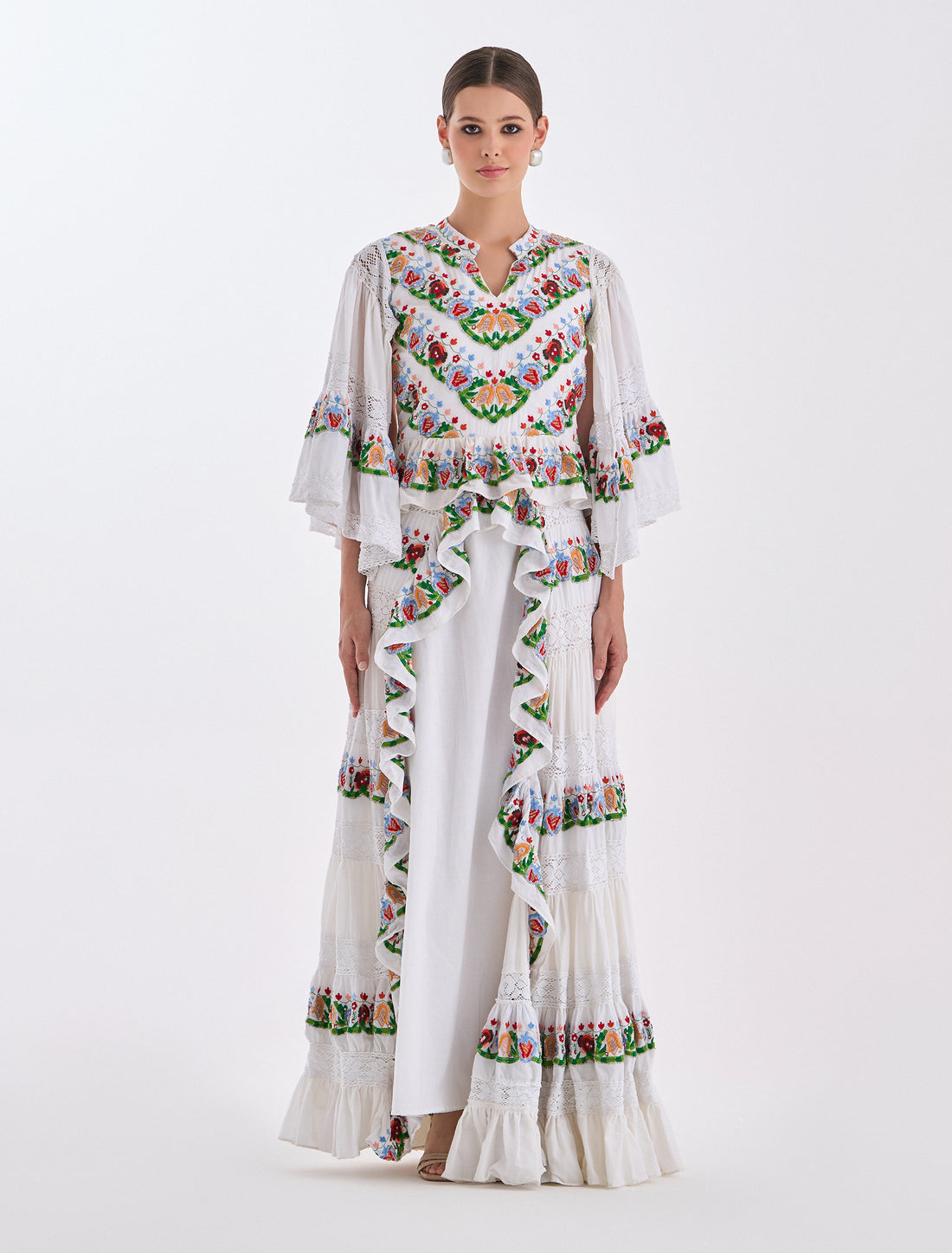 فستان سهرة ابيض طويل بتصميم كشكش طولي 
White maxi dress with a vertical ruffled design