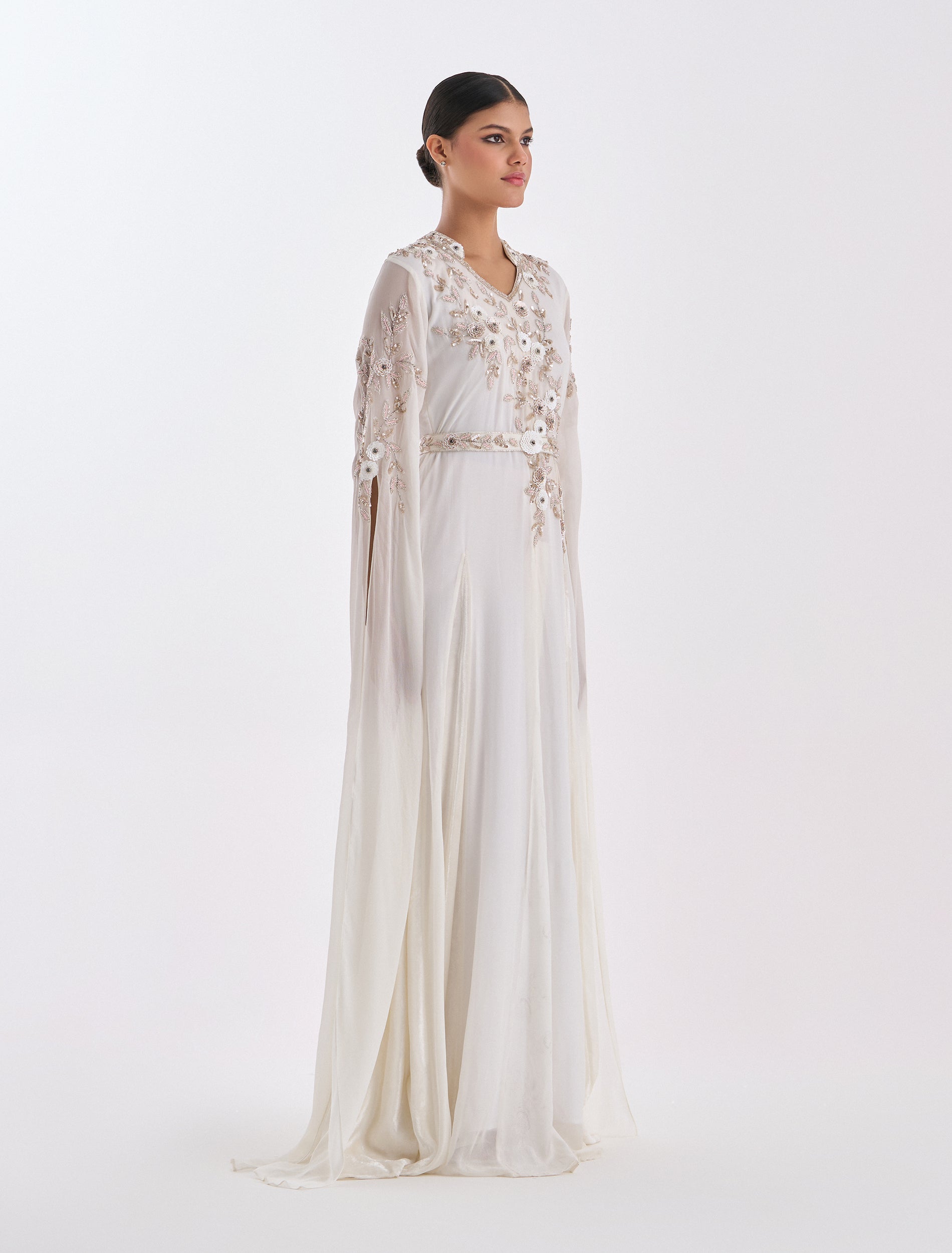 فستان ابيض مطرز بأكمام طويلة منسدلة