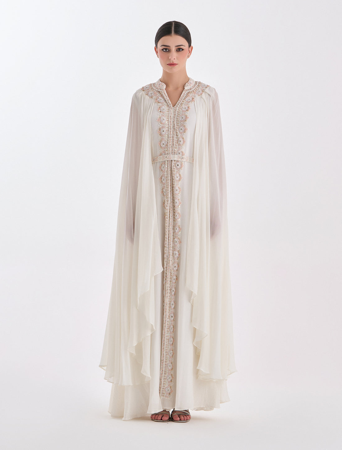 فستان ابيض طويل ناعم مع كاب أنيق