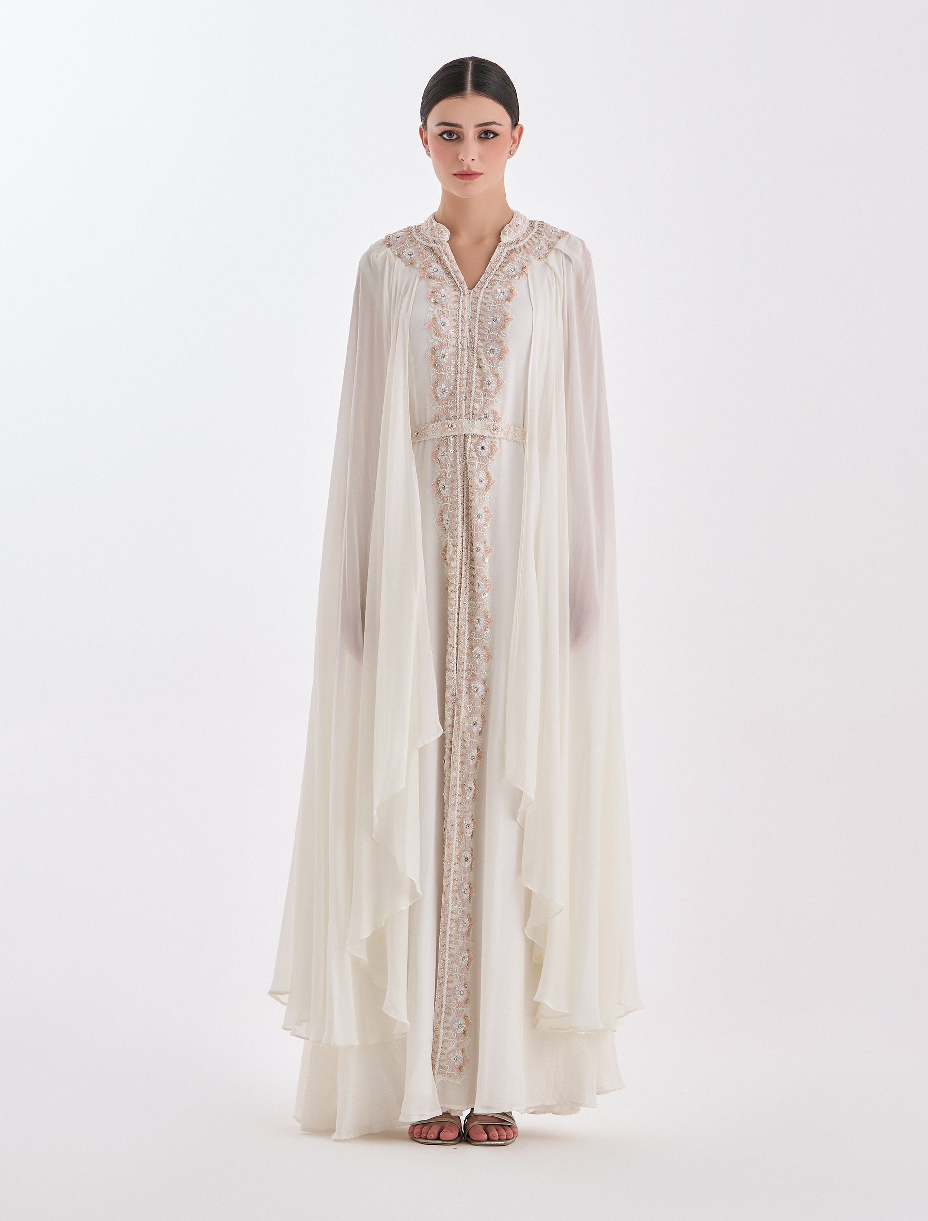 فستان ابيض طويل ناعم مع كاب أنيق