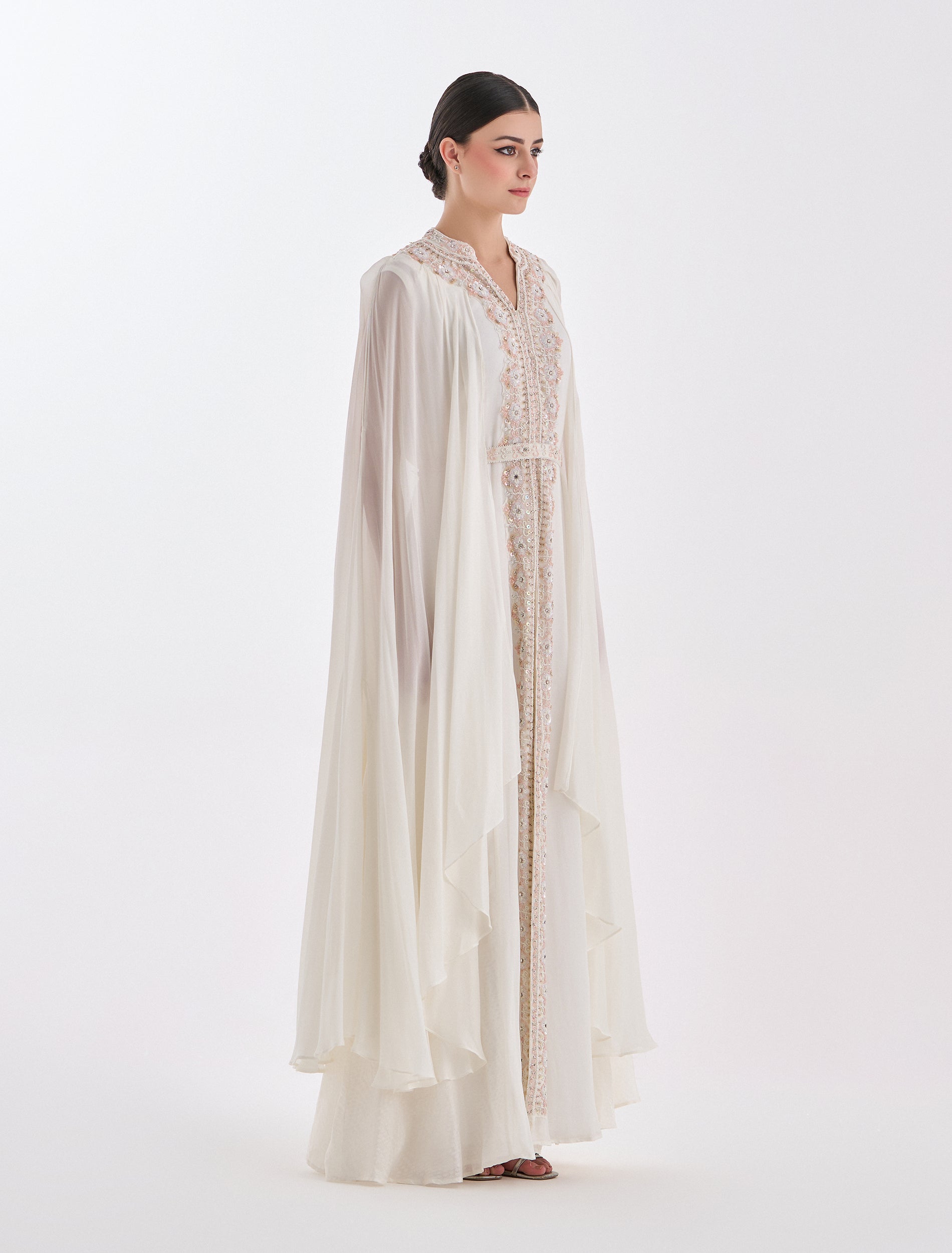 ستايل ملكي أنيق مع كاب من التل الناعم