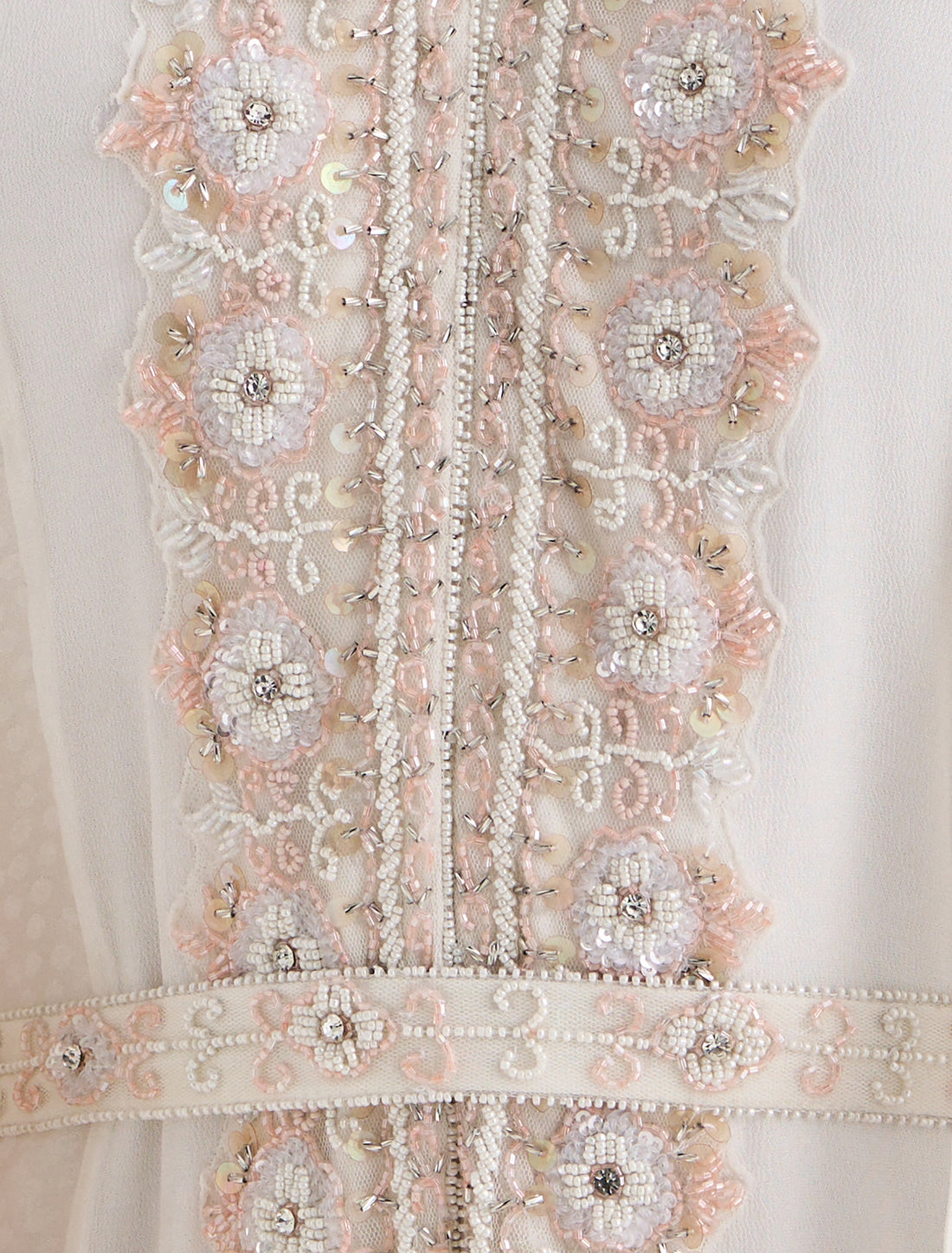 فستان ابيض طويل ناعم مع كاب أنيق