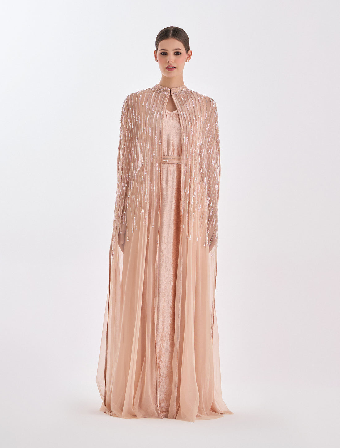 تصميم فستان مخمل مع كاب لامع