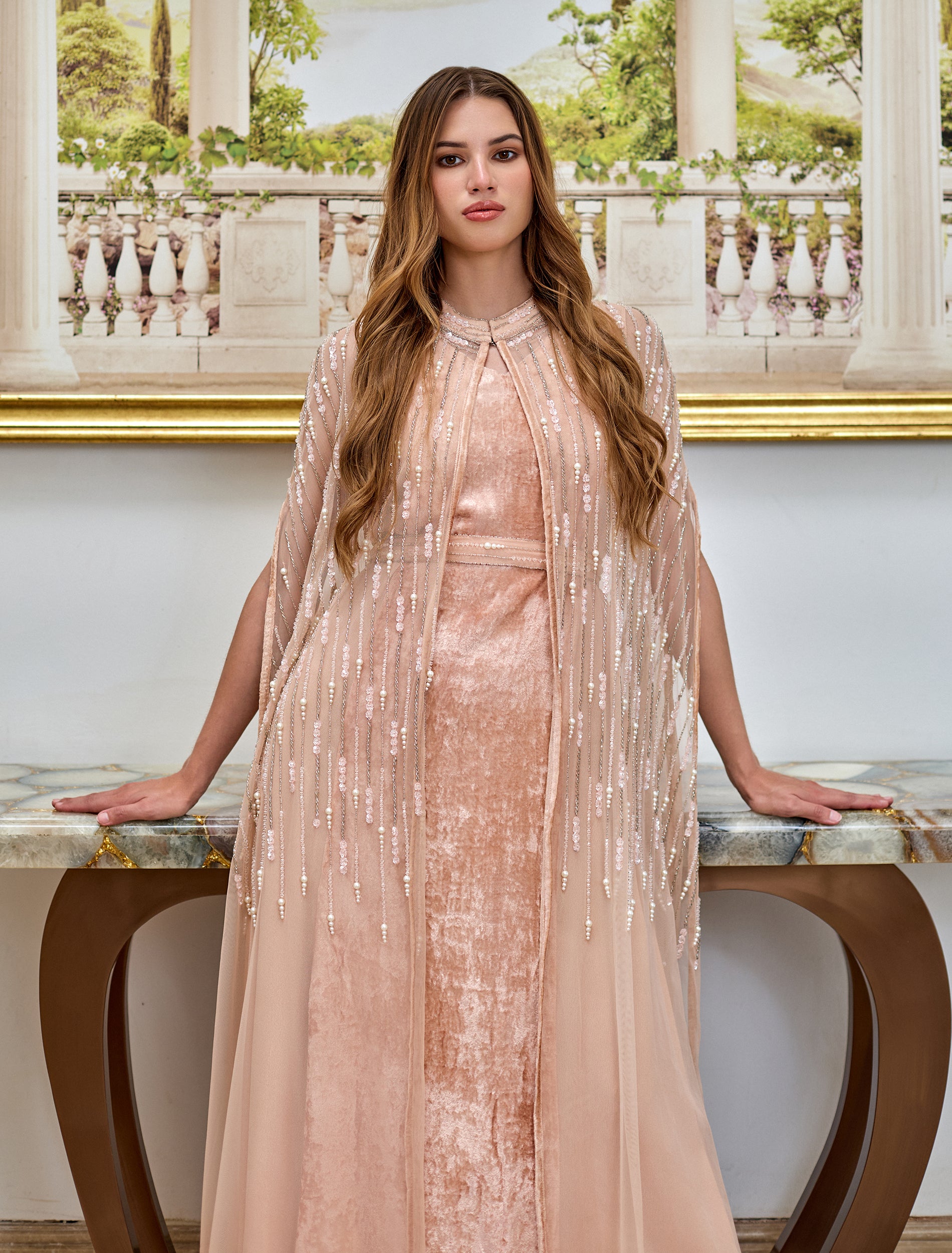 فستان بحزام للخصر بلون زهري نود مع كاب لامع