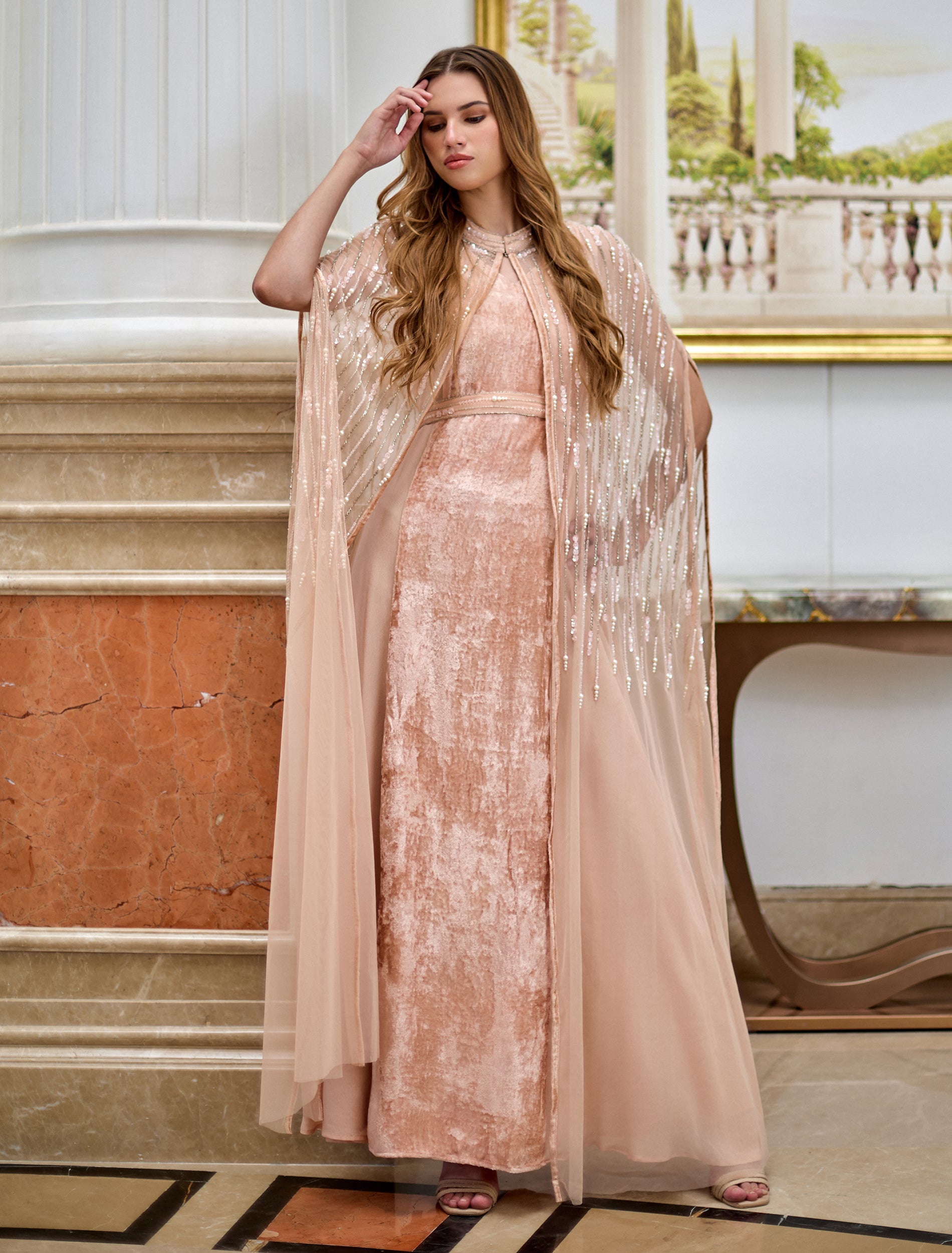 فستان سهرة زهري طويل بتطريزات لامعة