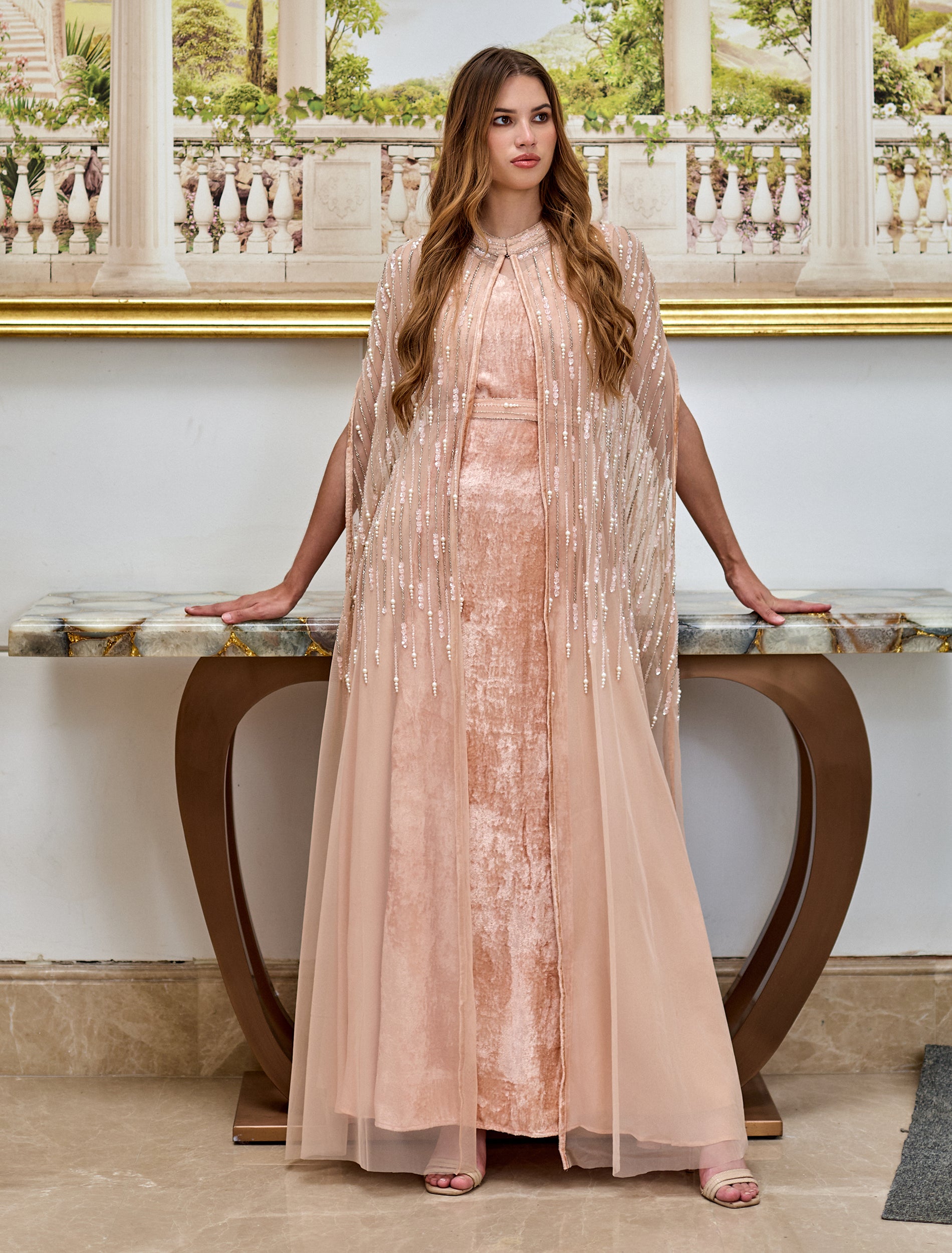 تصميم فستان مخمل مع تطريزات يدوية لامعة 