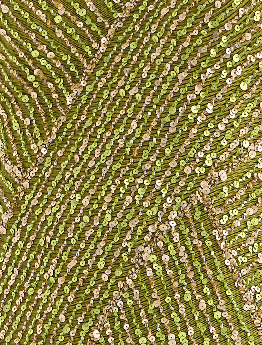 فستان سهرة مطرّز بالخرز مع شال تول مطرز يدوي