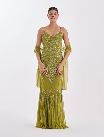 فستان سهرة مطرّز بالخرز مع شال تول مطرز يدوي