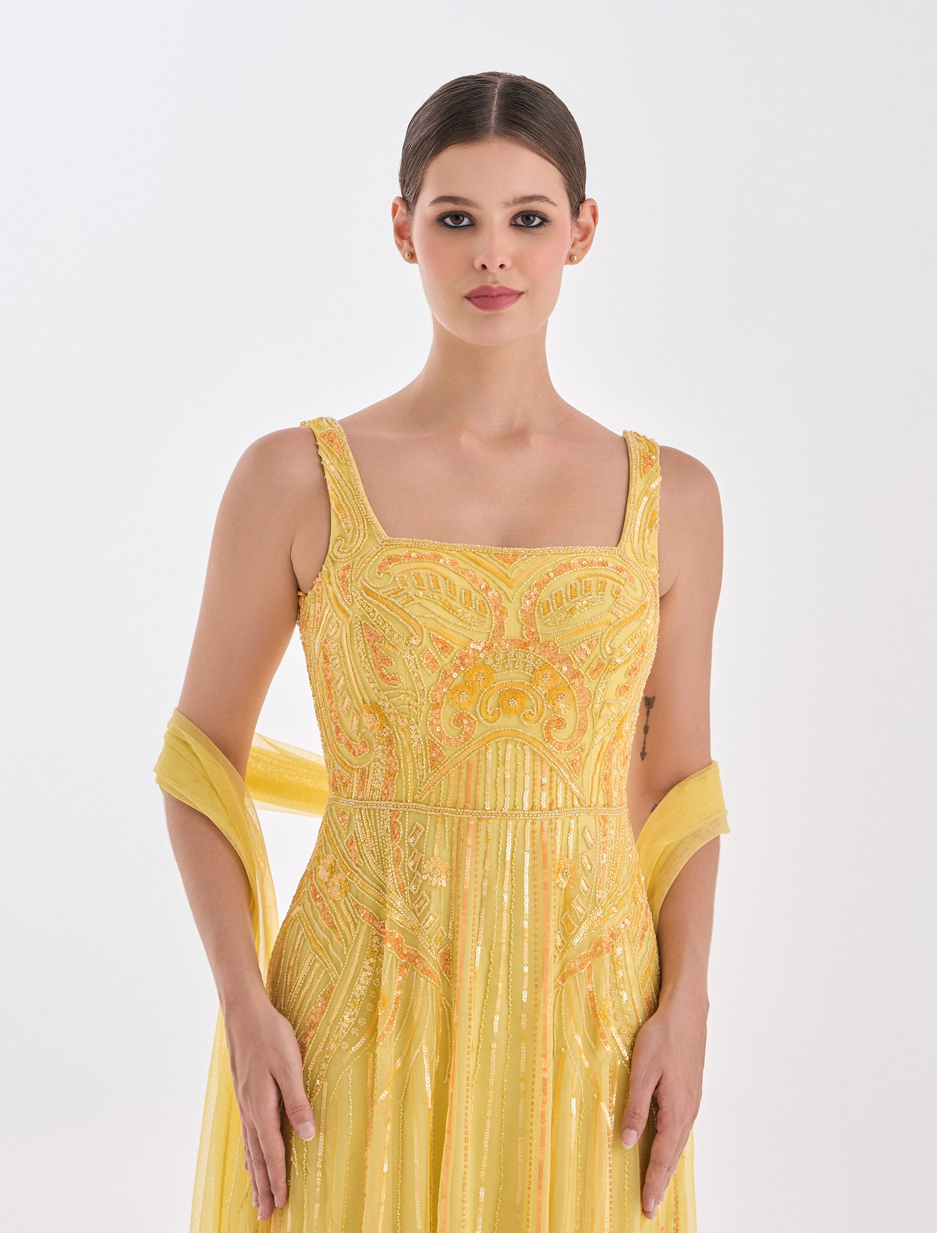 فستان بكتف مكشوف بلون أصفر طويل مع شال