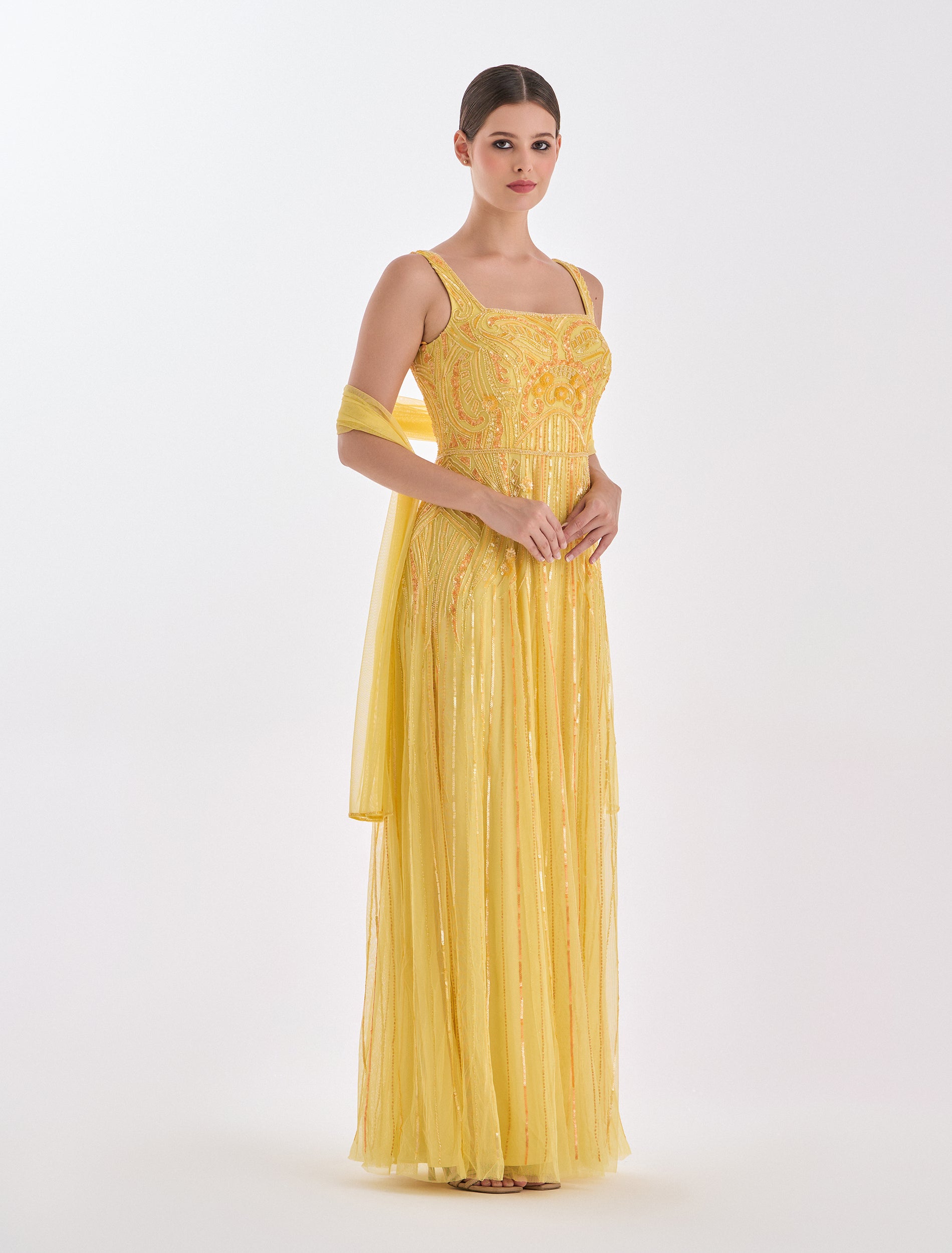 فستان مطرز بالخرز بلون أصفر فخم