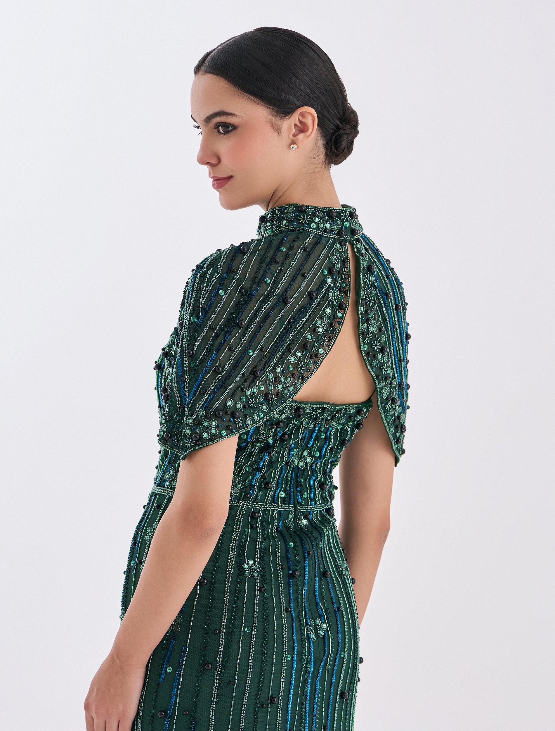 فستان اخضر لامع طويل ملكي بظهر مفتوح 
maxi green dress with an open back design