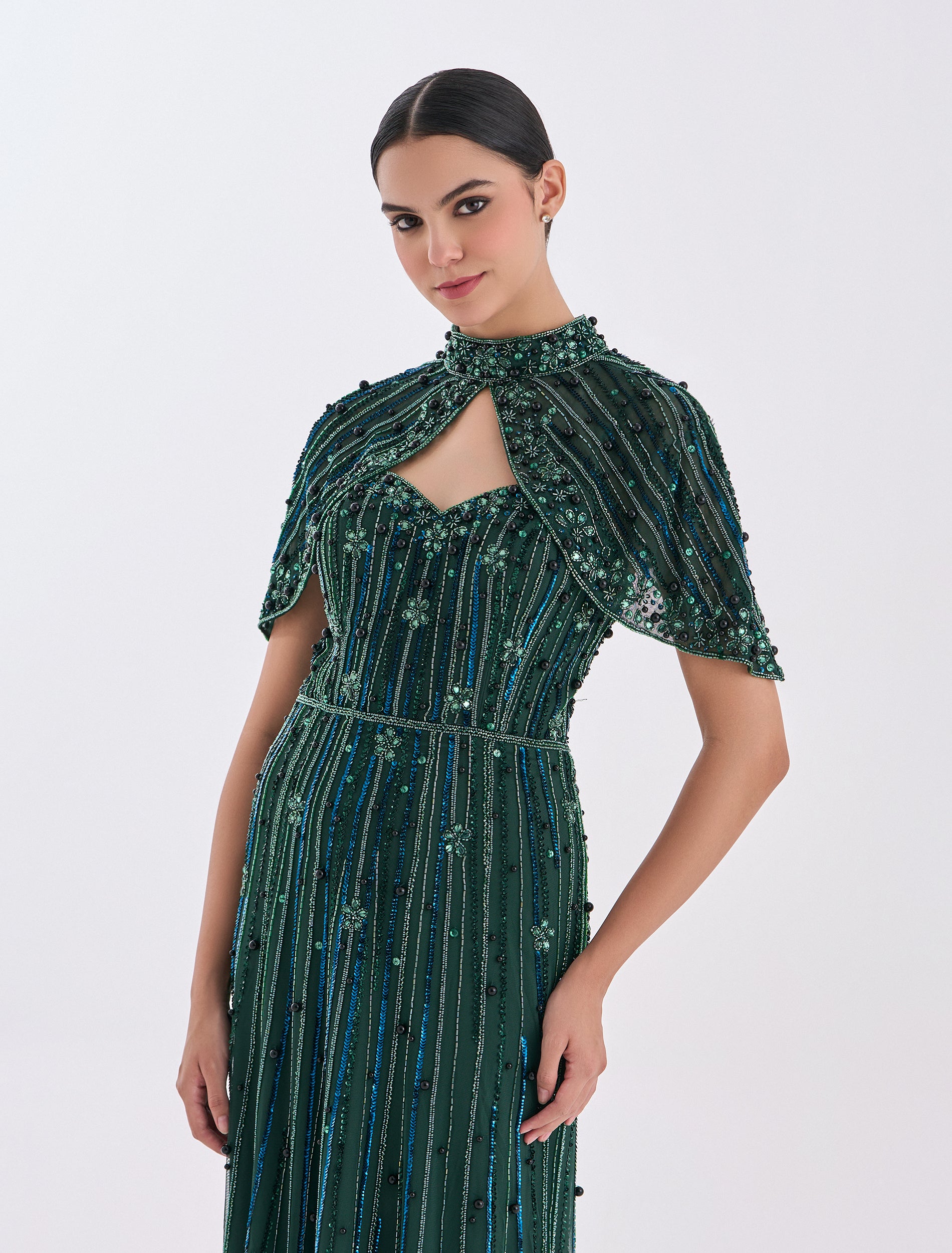 فستان سهرة ملكي بلون أخضر غامق بتطريزات لامعة
royal evening dress in dark green 