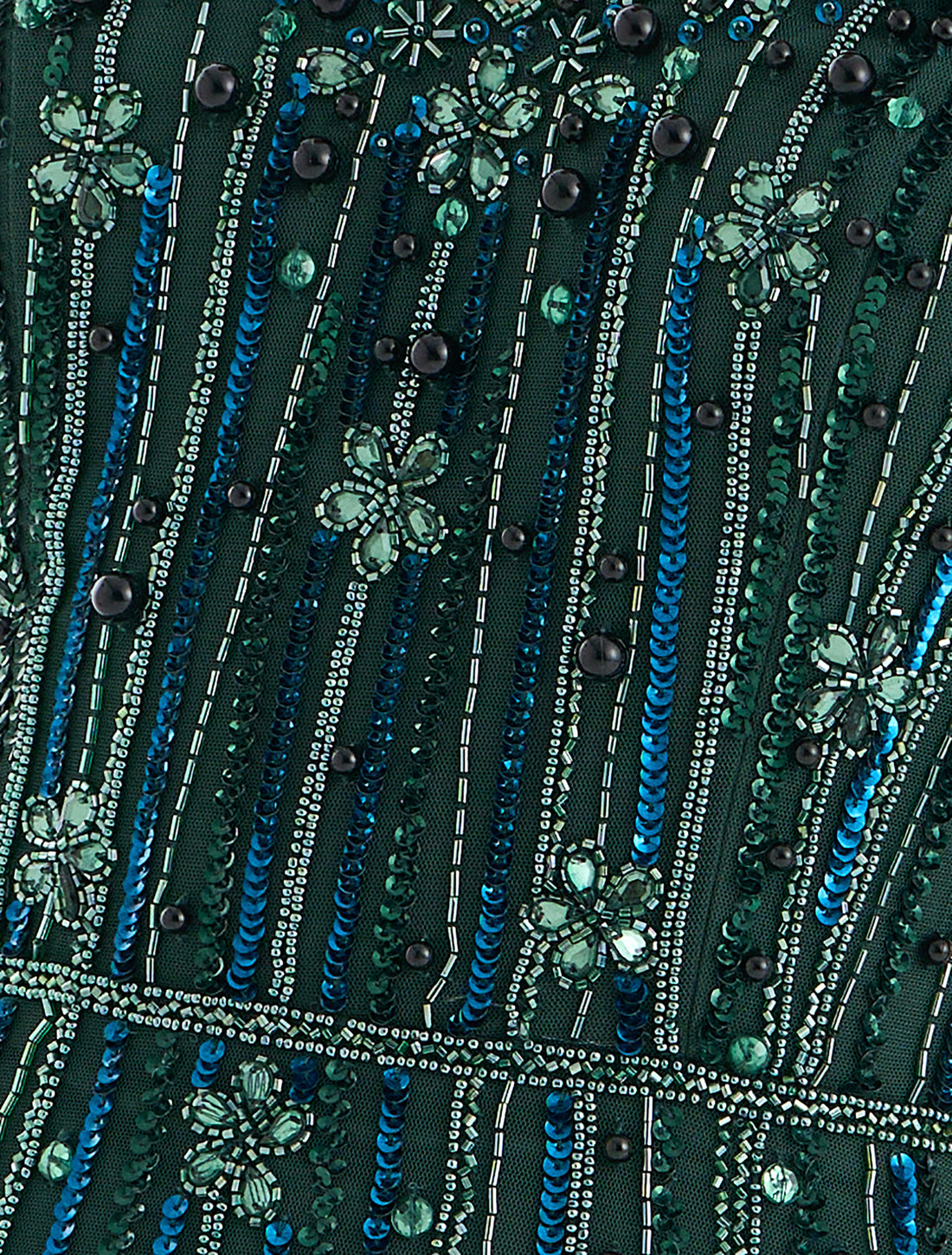 فستان سهرة اخضر بتطريز يدوي بستايل طويل لامع
long green dress with shimmering hand embroidery