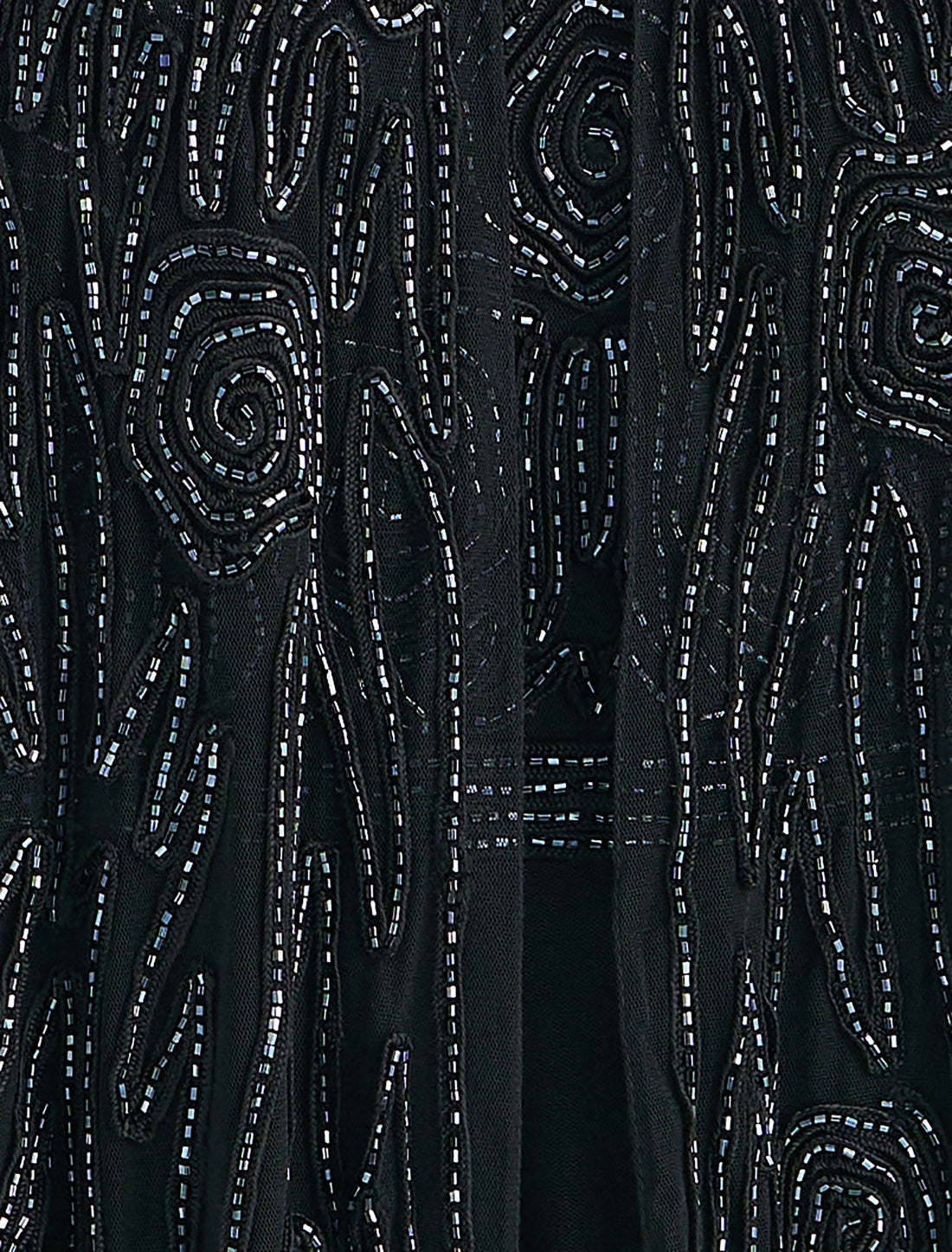 فستان سهرة أسود بأكمام مع كيب مطرز يدويا