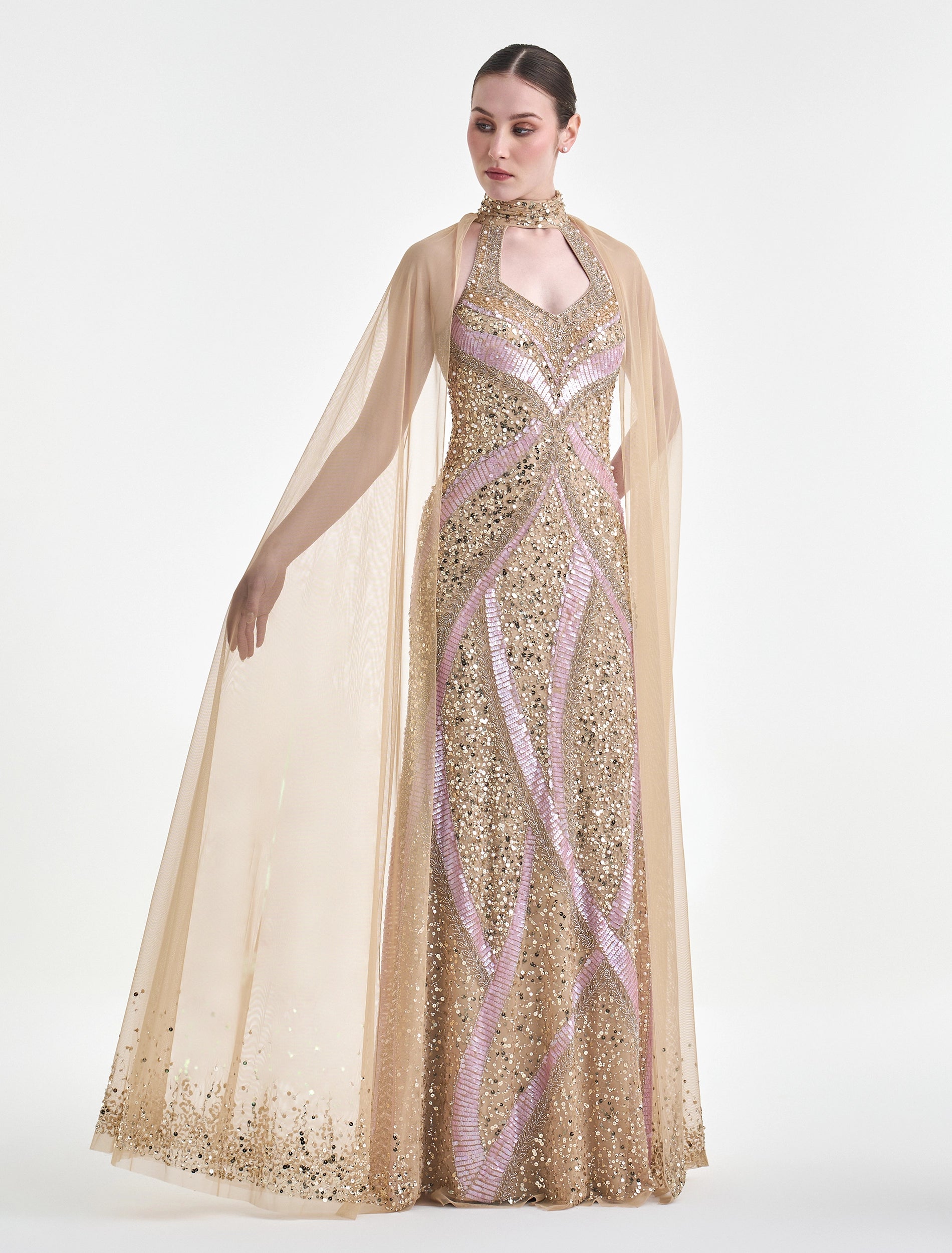 فستان سهرة ذهبي مع كاب من التل المطرز