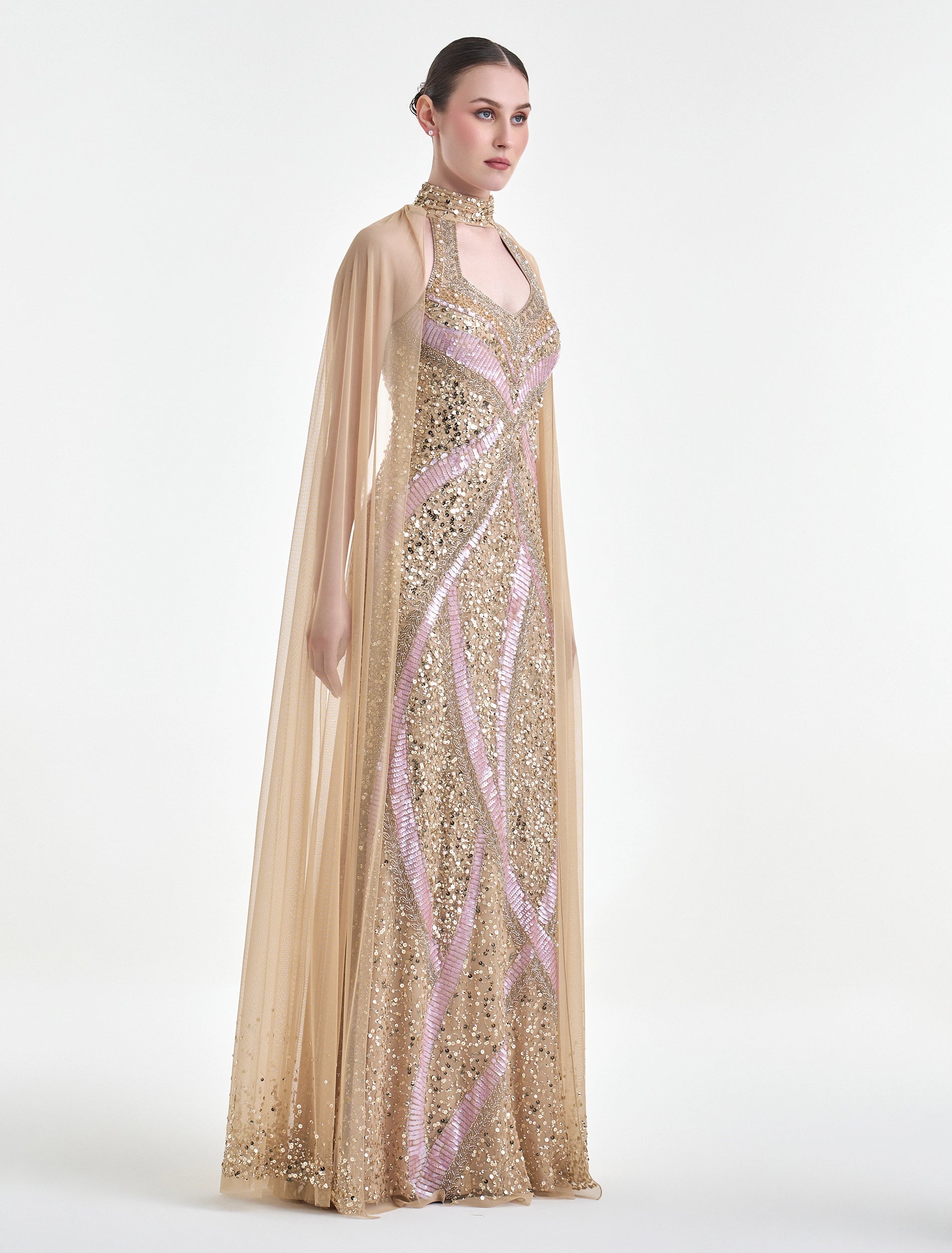 فستان سهرة برقبة عالية أنيقة بلون ذهي فاخر