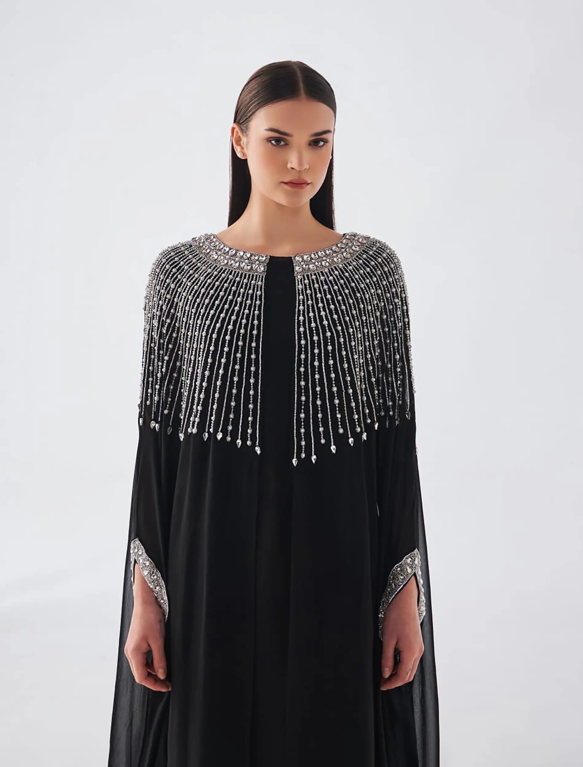 فستان سهرة لون اسود بتطريز يدوي محبوك بعناية