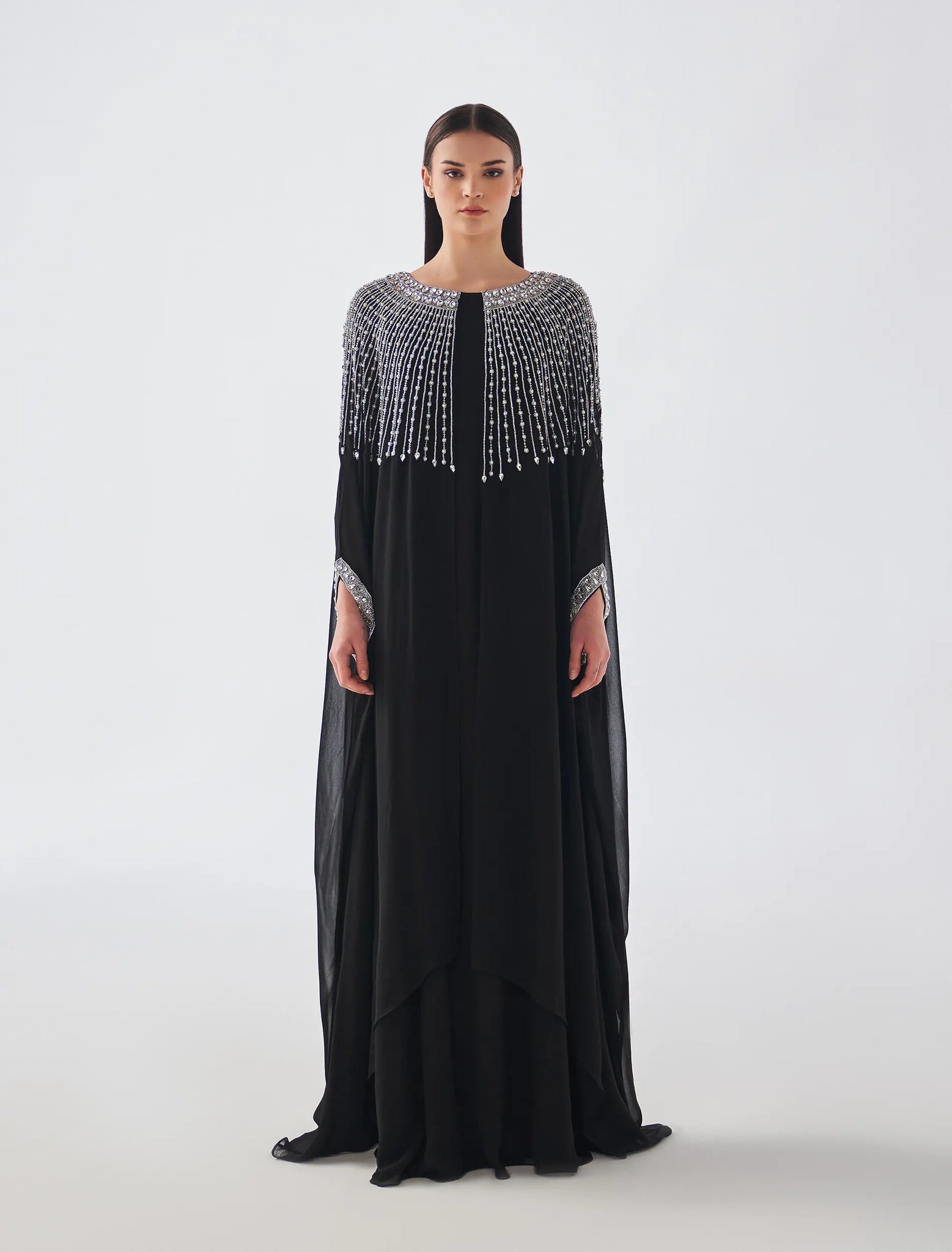 فستان تل ناعم فضفاض لونه أسود بتطريزات يدوية ناعمة
