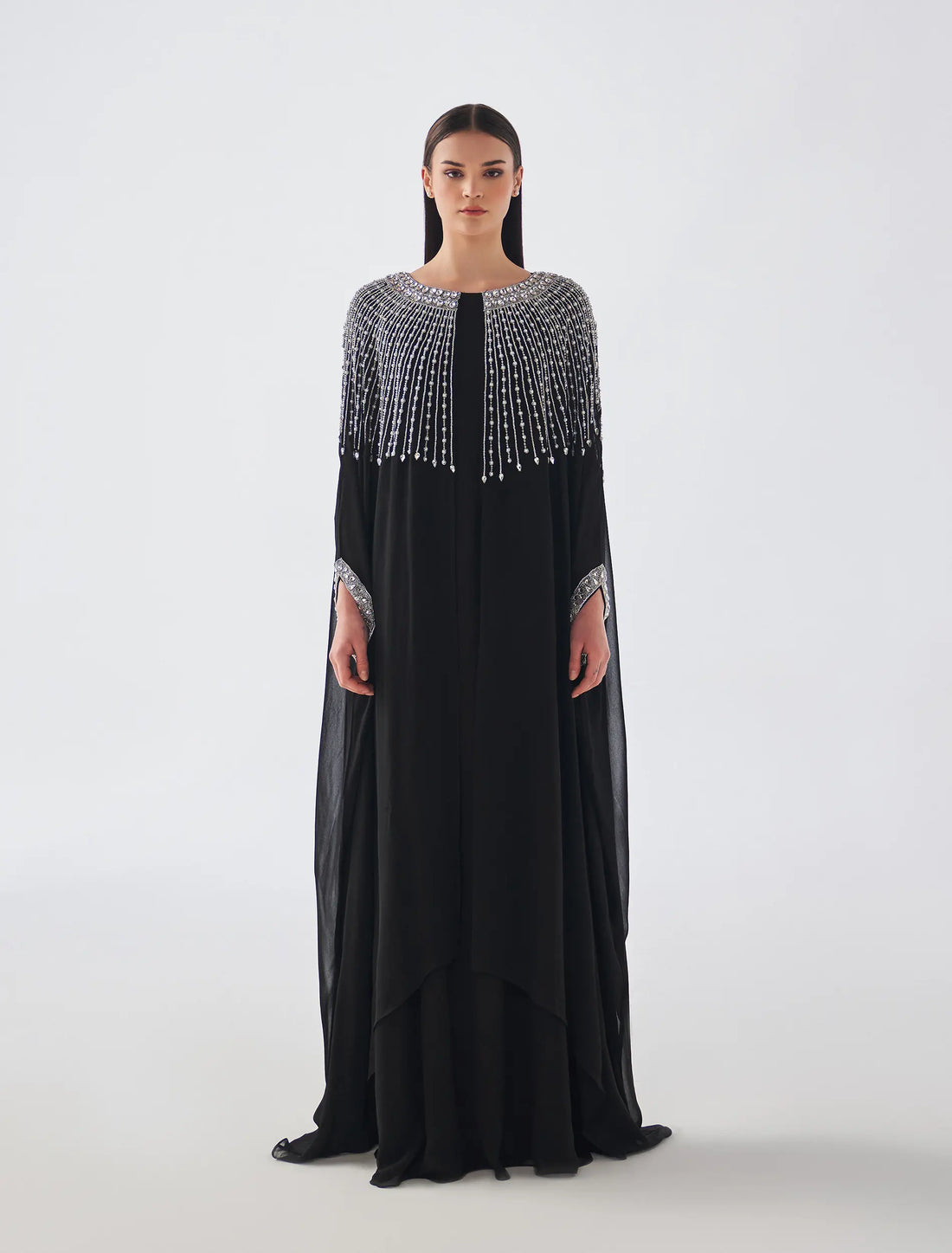 فستان تل ناعم فضفاض لونه أسود بتطريزات يدوية ناعمة