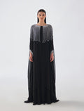 فستان تل ناعم فضفاض لونه أسود بتطريزات يدوية ناعمة