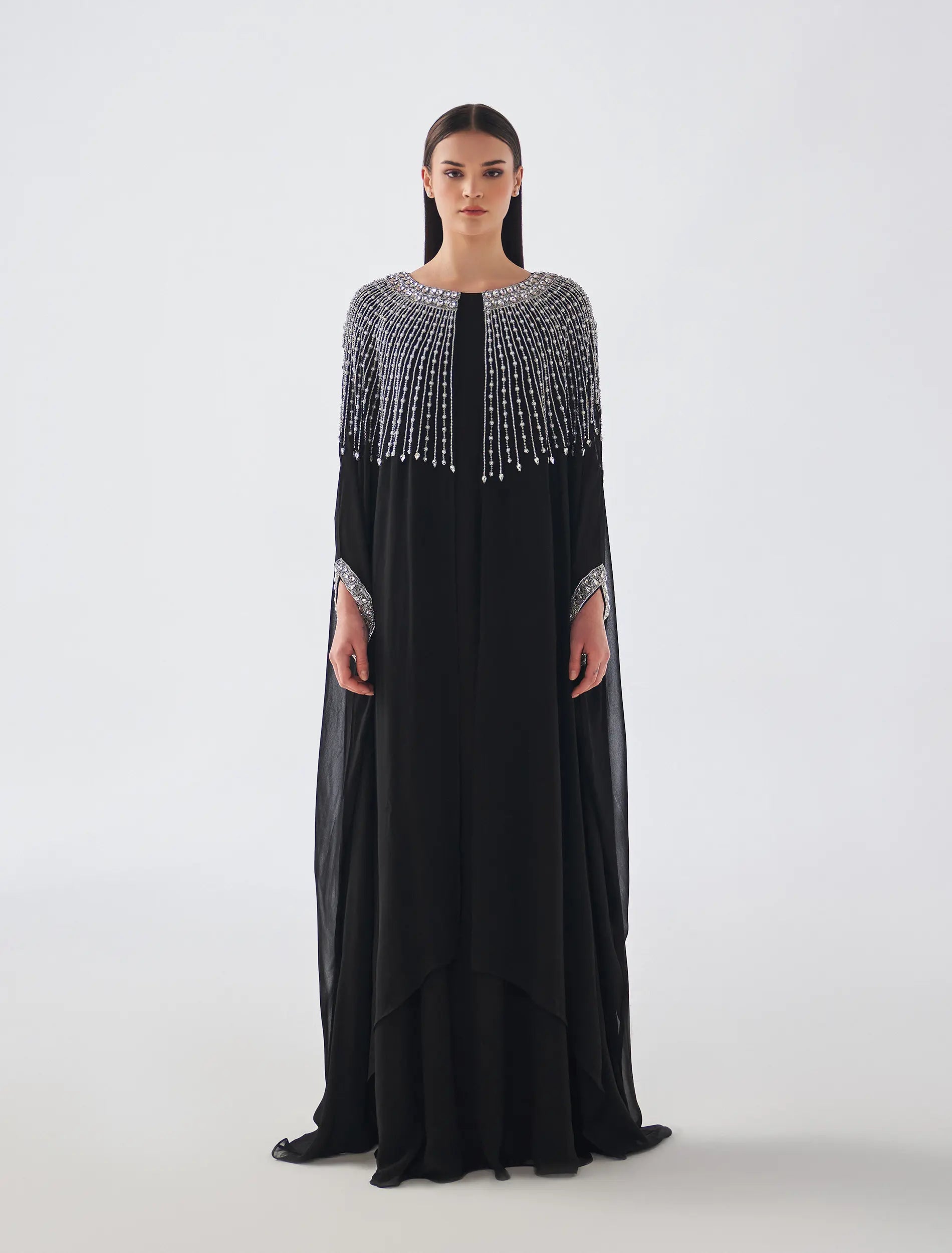فستان تل ناعم فضفاض لونه أسود بتطريزات يدوية ناعمة