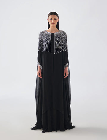 فستان تل ناعم فضفاض لونه أسود بتطريزات يدوية ناعمة