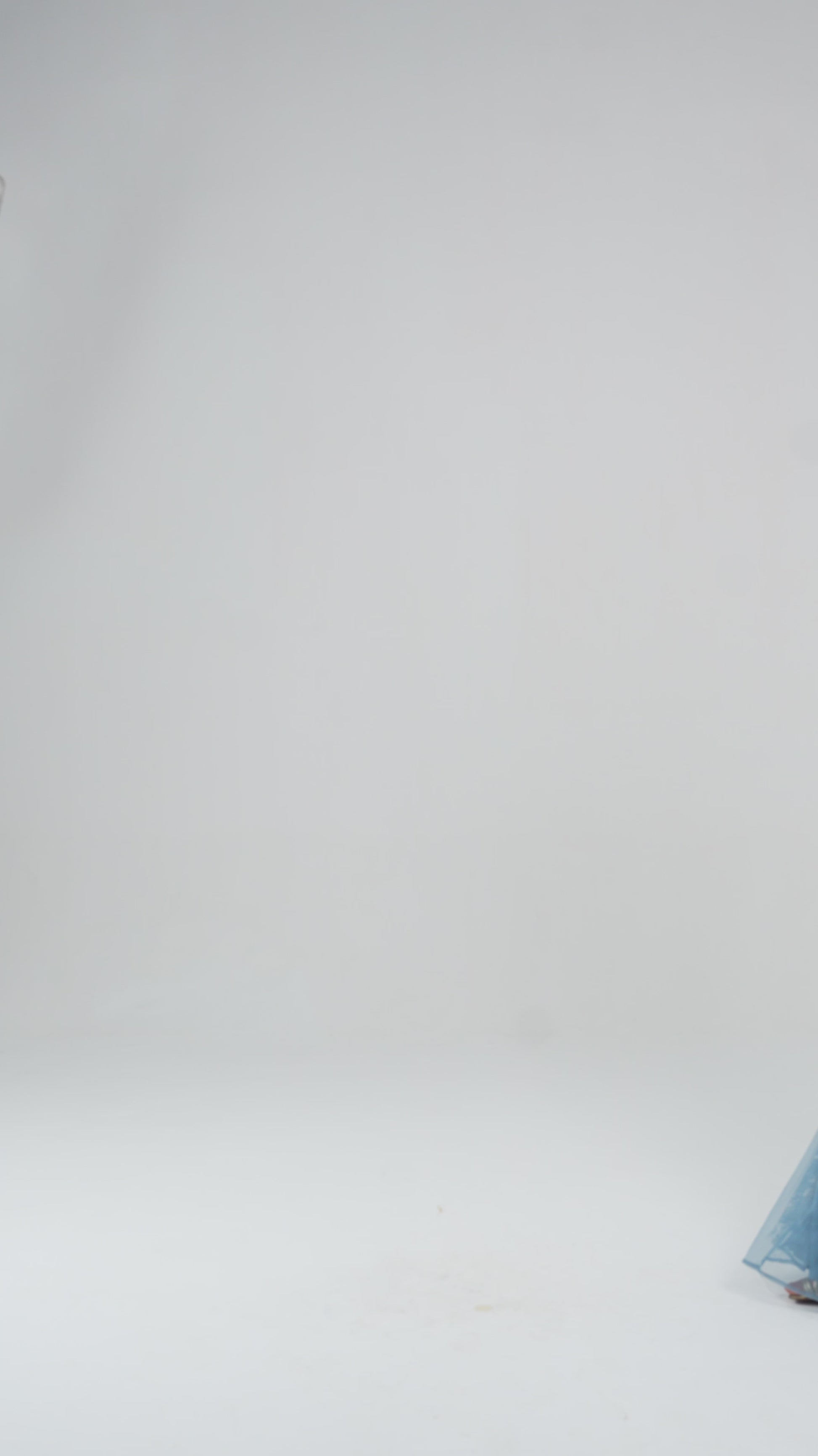 احجزي فستان سهرة أزرق مع كاب طويل ملكي