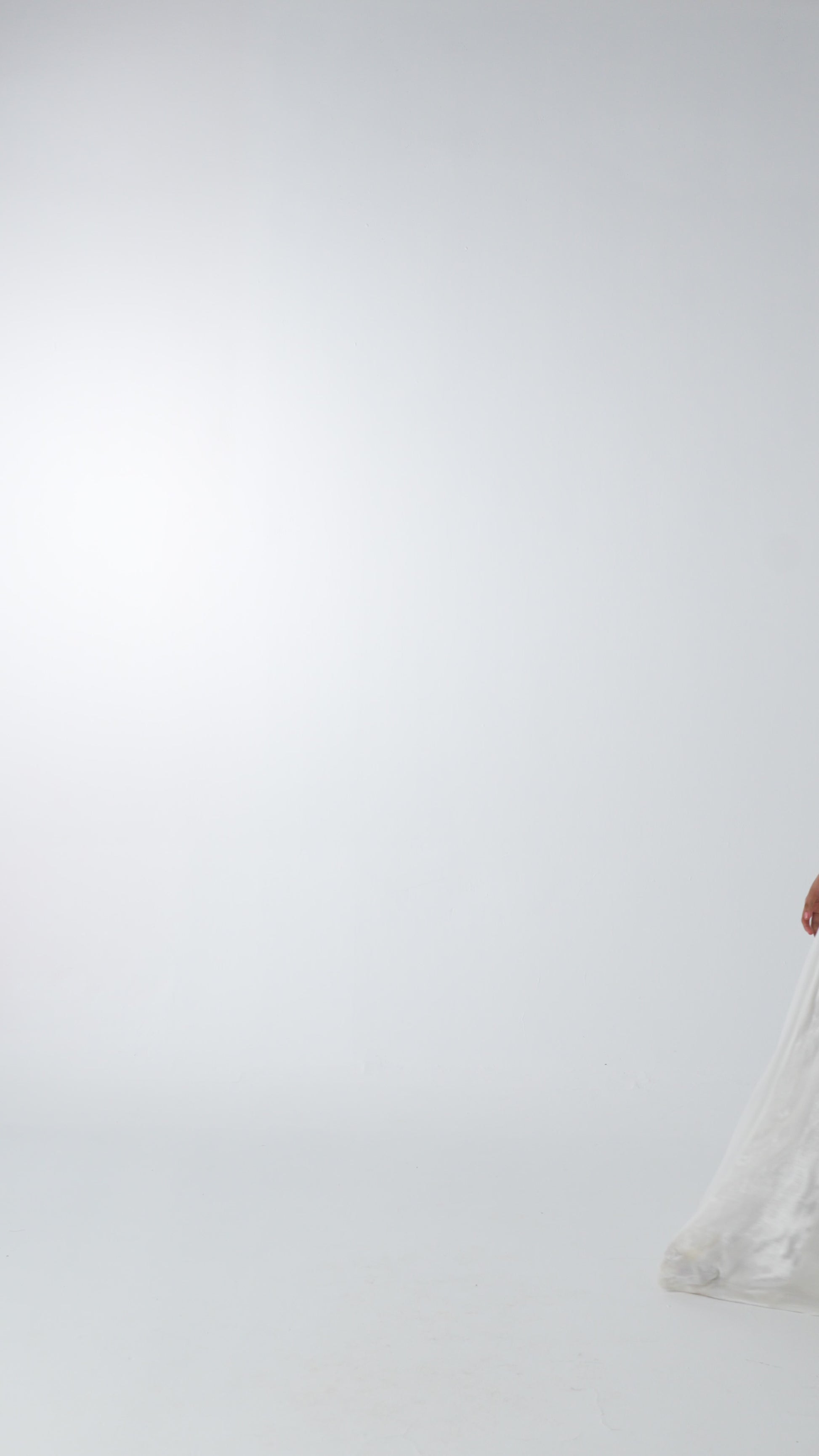 فستان مطرز بالورد بلون أبيض فاخر