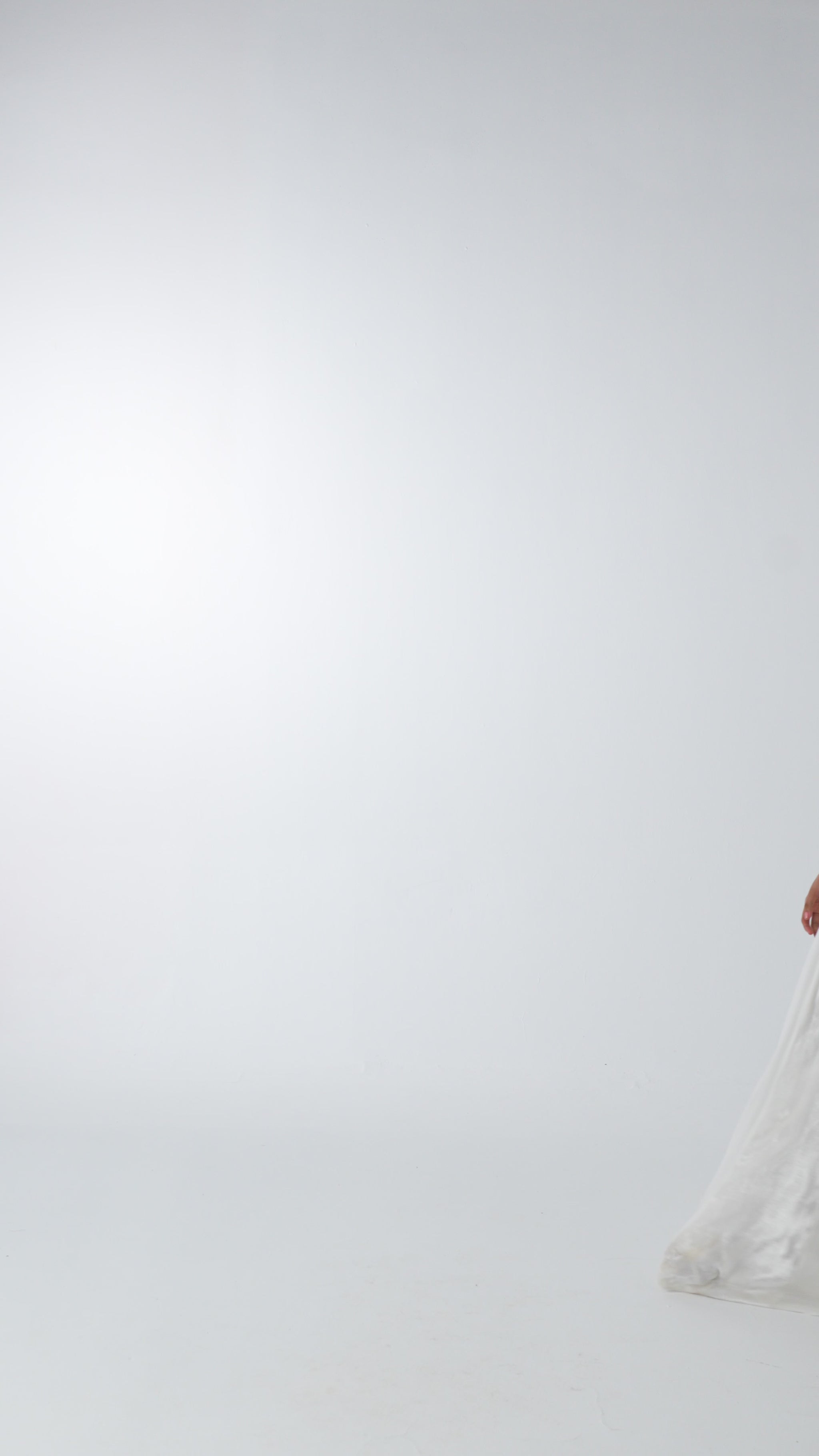 فستان مطرز بالورد بلون أبيض فاخر