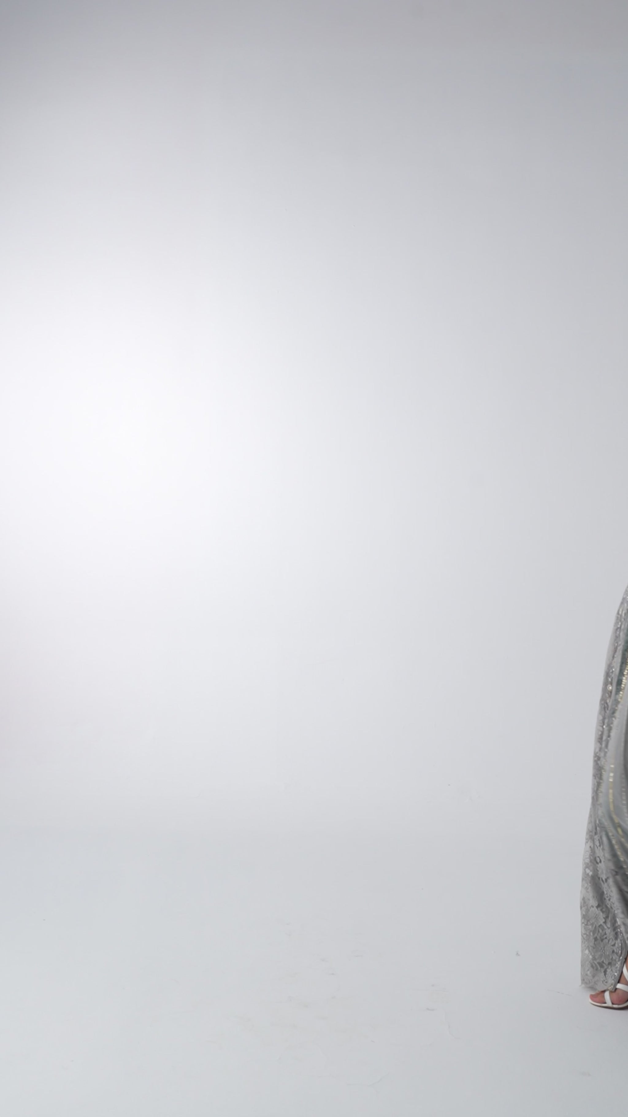 فستان اكمام قصيرة دانتيل رمادي بتطريز يدوي فاخر
Grey lace dress with short sleeves and hand embroidery 