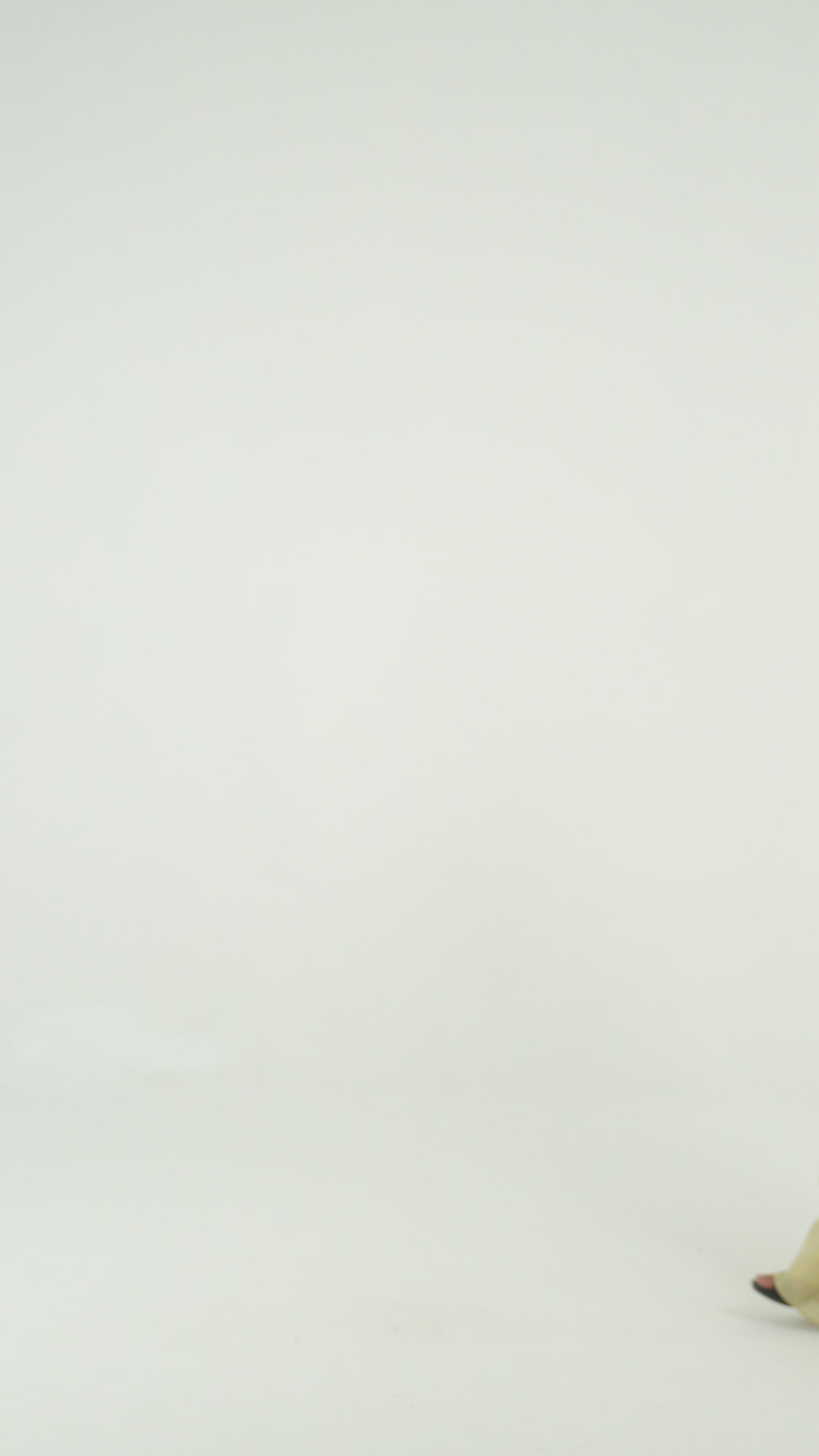 فستان سهرة كم طويل بتطريز يدوي متقن