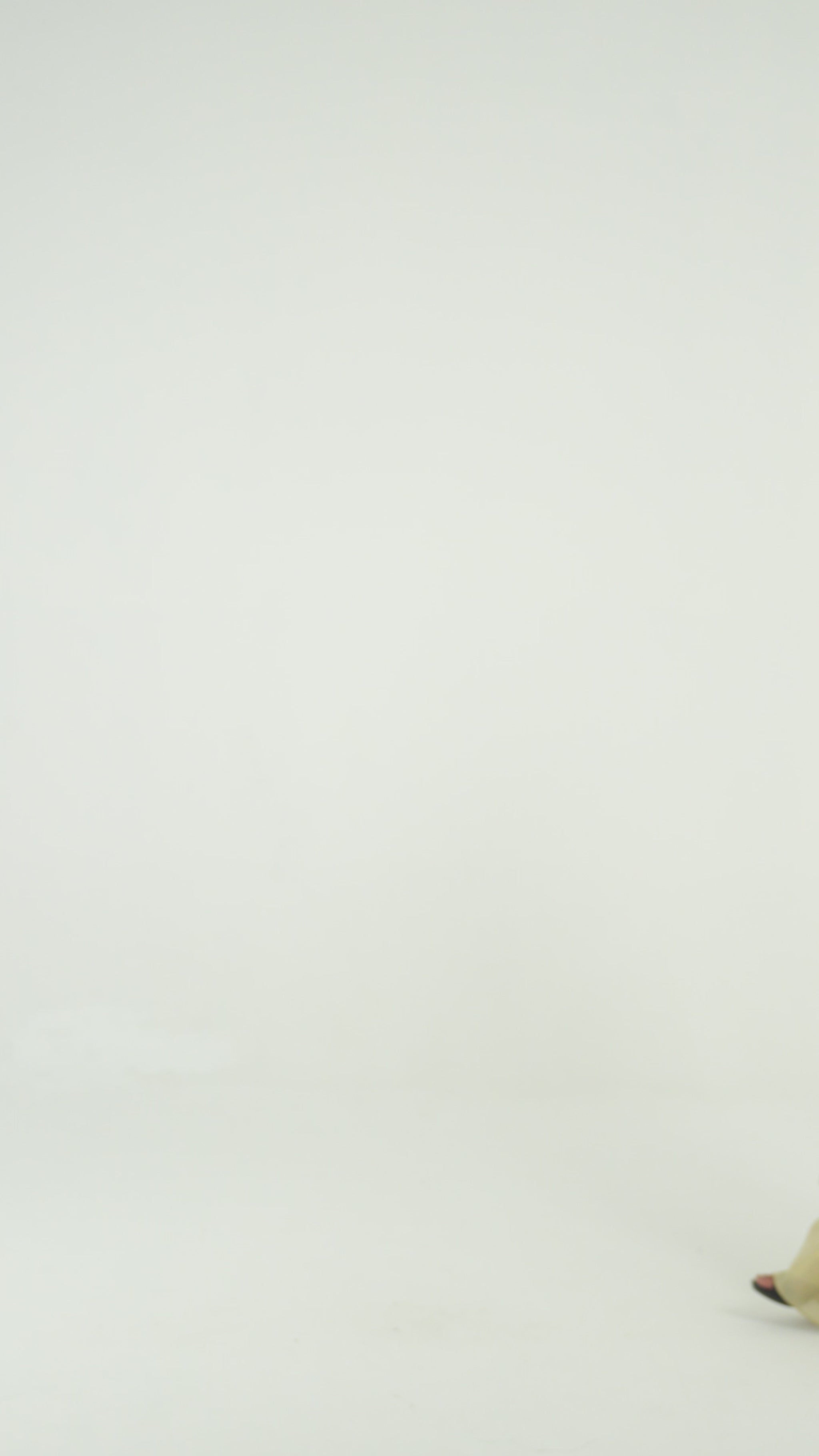 فستان سهرة كم طويل بتطريز يدوي متقن