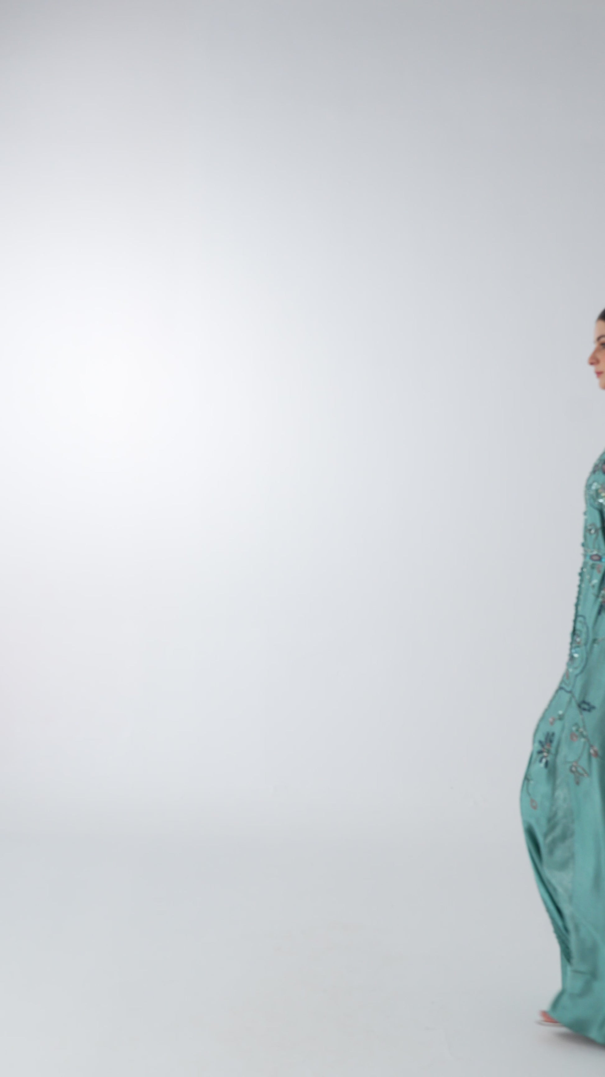 فستان بأكمام واسعة طويل راقي بلون تركواز فاخر