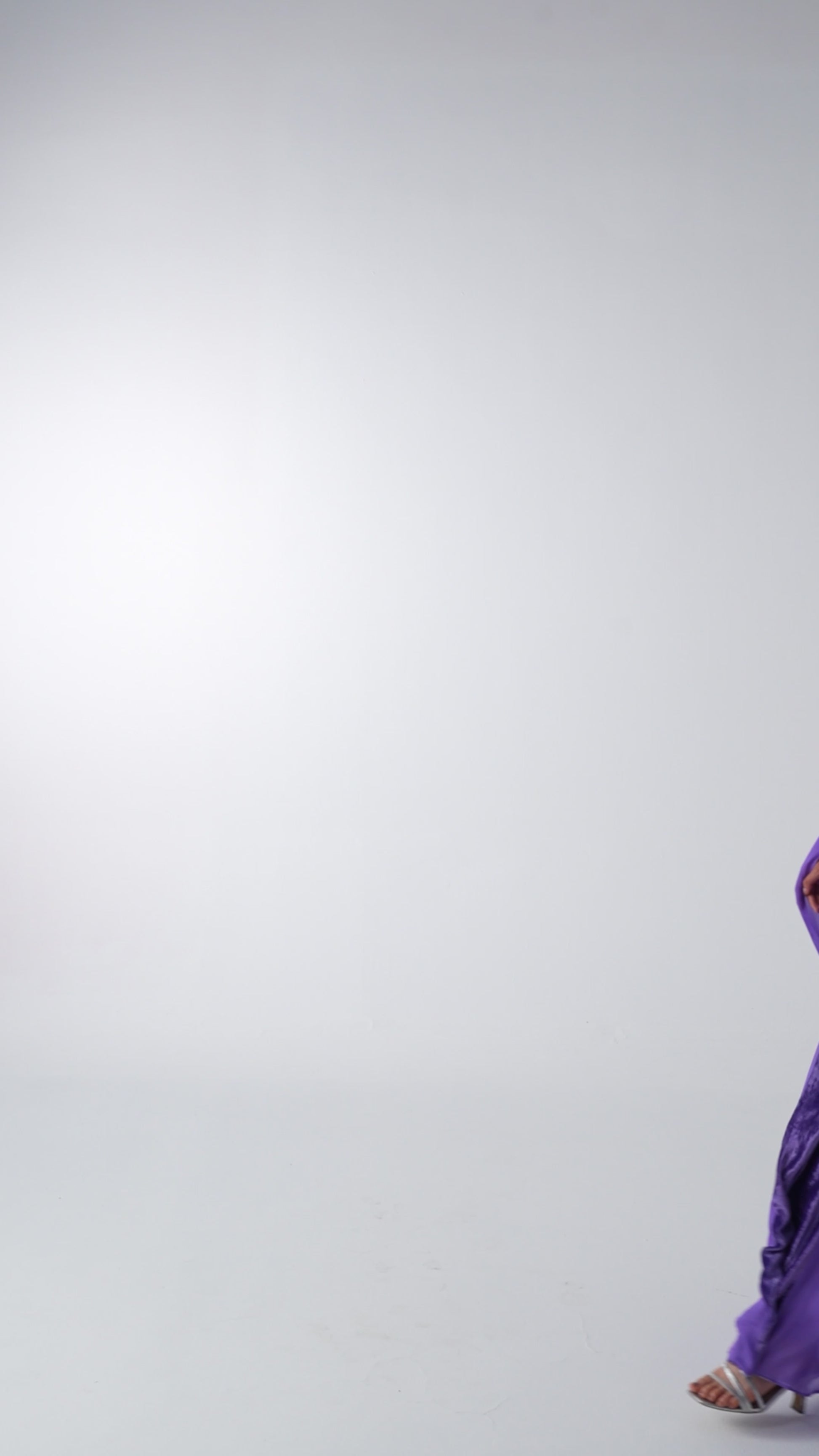 فستان بنفسجي مخمل شتوي بتطريزات ناعمة