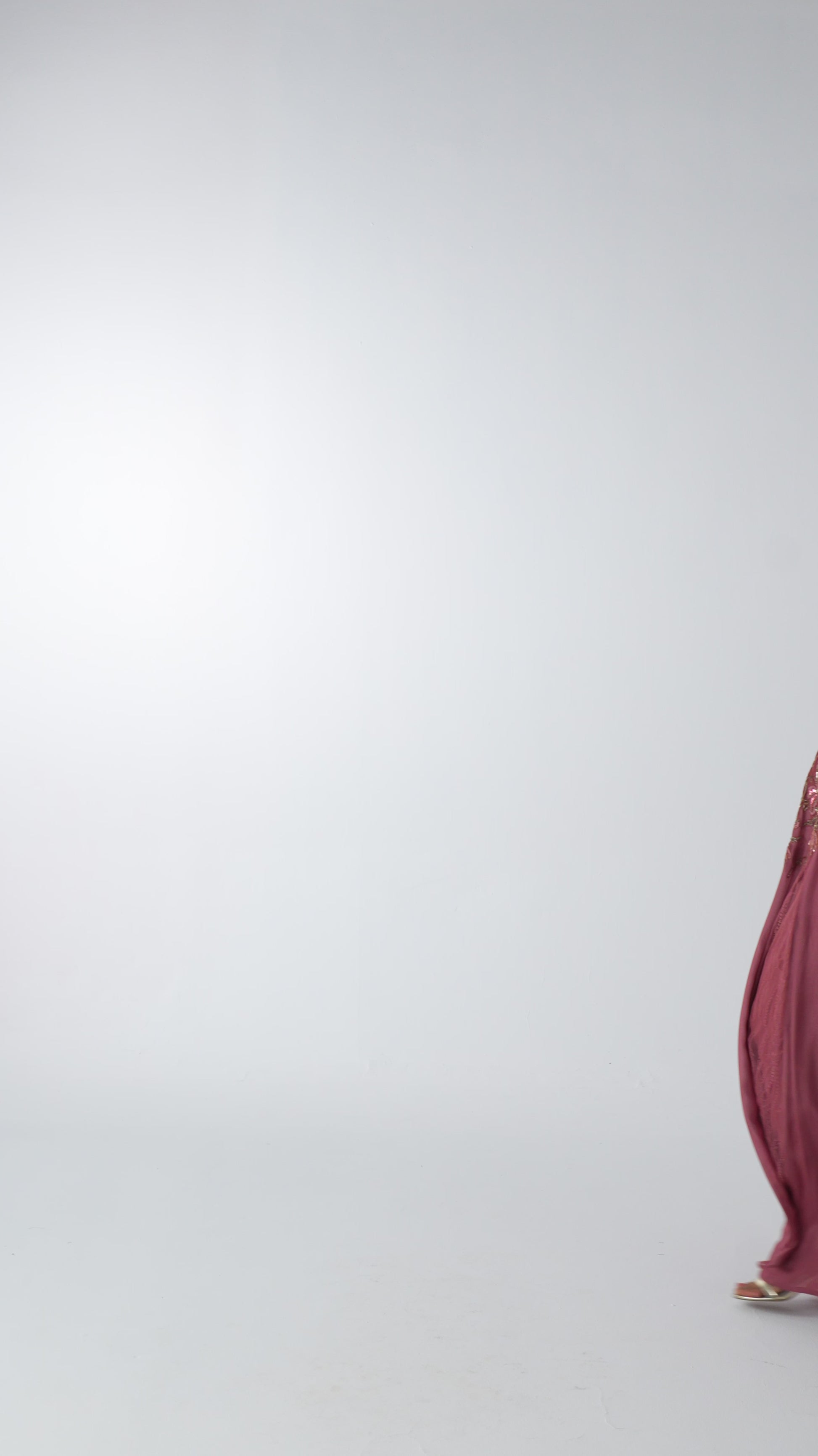 فستان بينك غامق بموديل مطرز فاخر