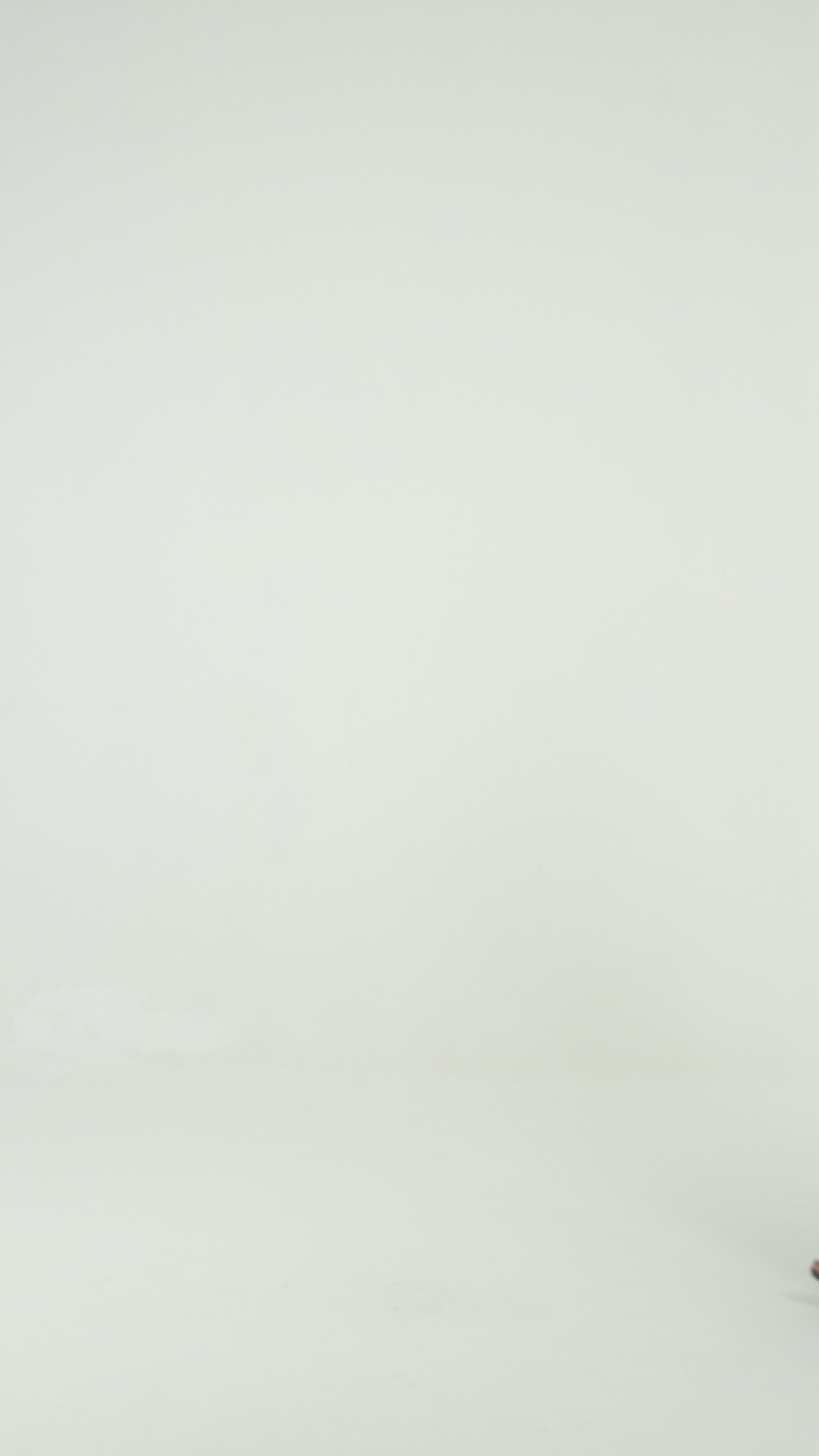 فستان أخضر غامق طويل بتطريزات فاخرة 