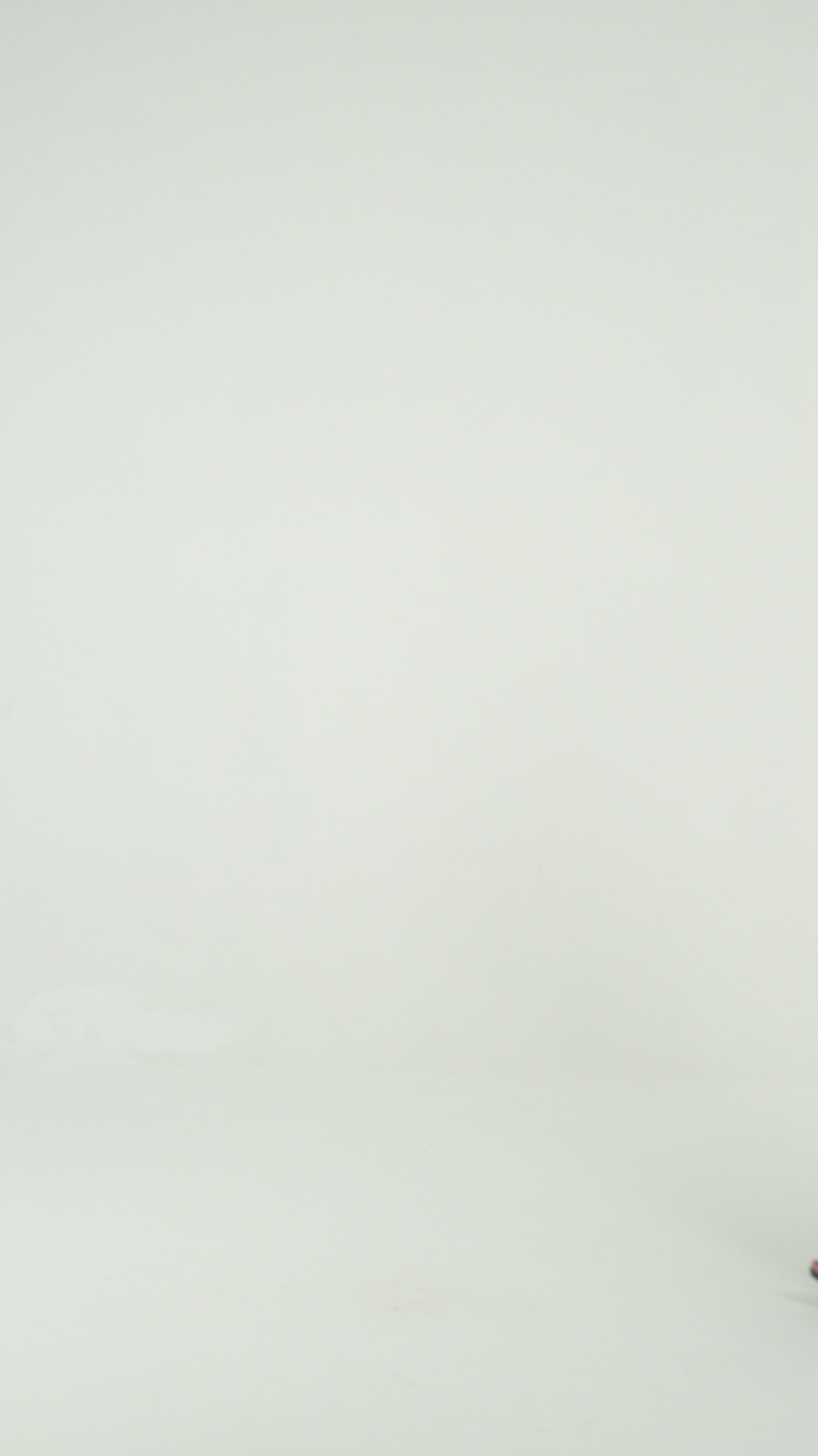 فستان أخضر غامق طويل بتطريزات فاخرة 