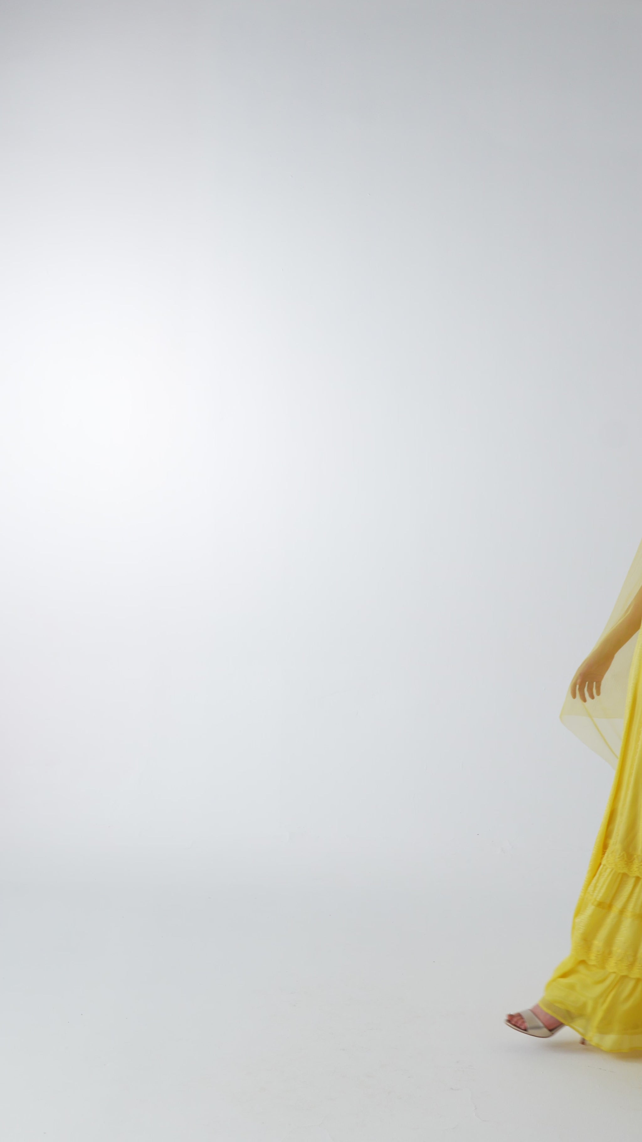 فستان مع كاب اصفر راقي بتطريز ذهبي