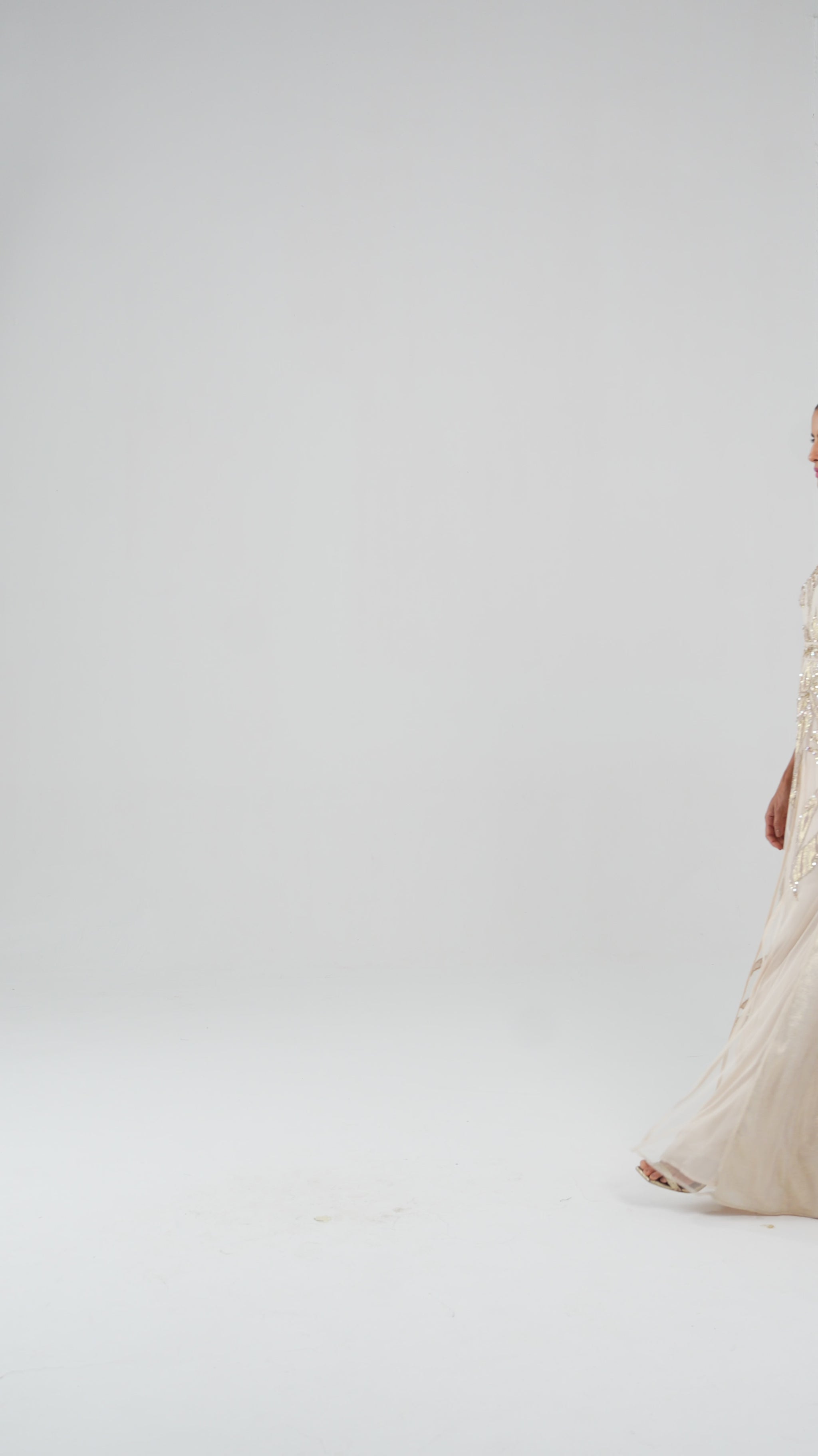 فستان لون بيج من أرقى فساتين شتاء 2025
Beige evening dress among 2025 winter dresses 