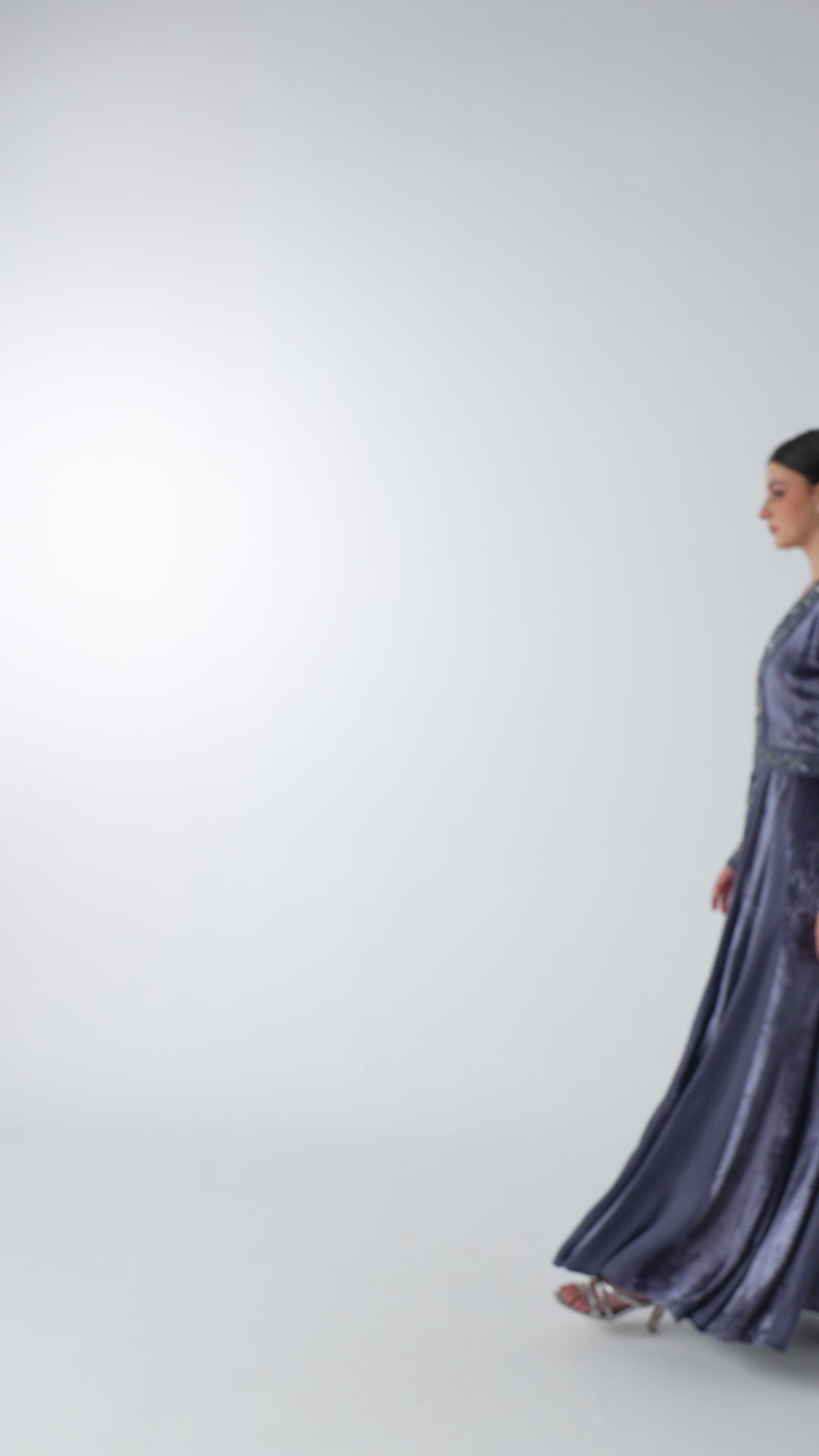 فستان سهرة محتشم بلون رمادي مزرق فاخر
Modest dress in blue-grey