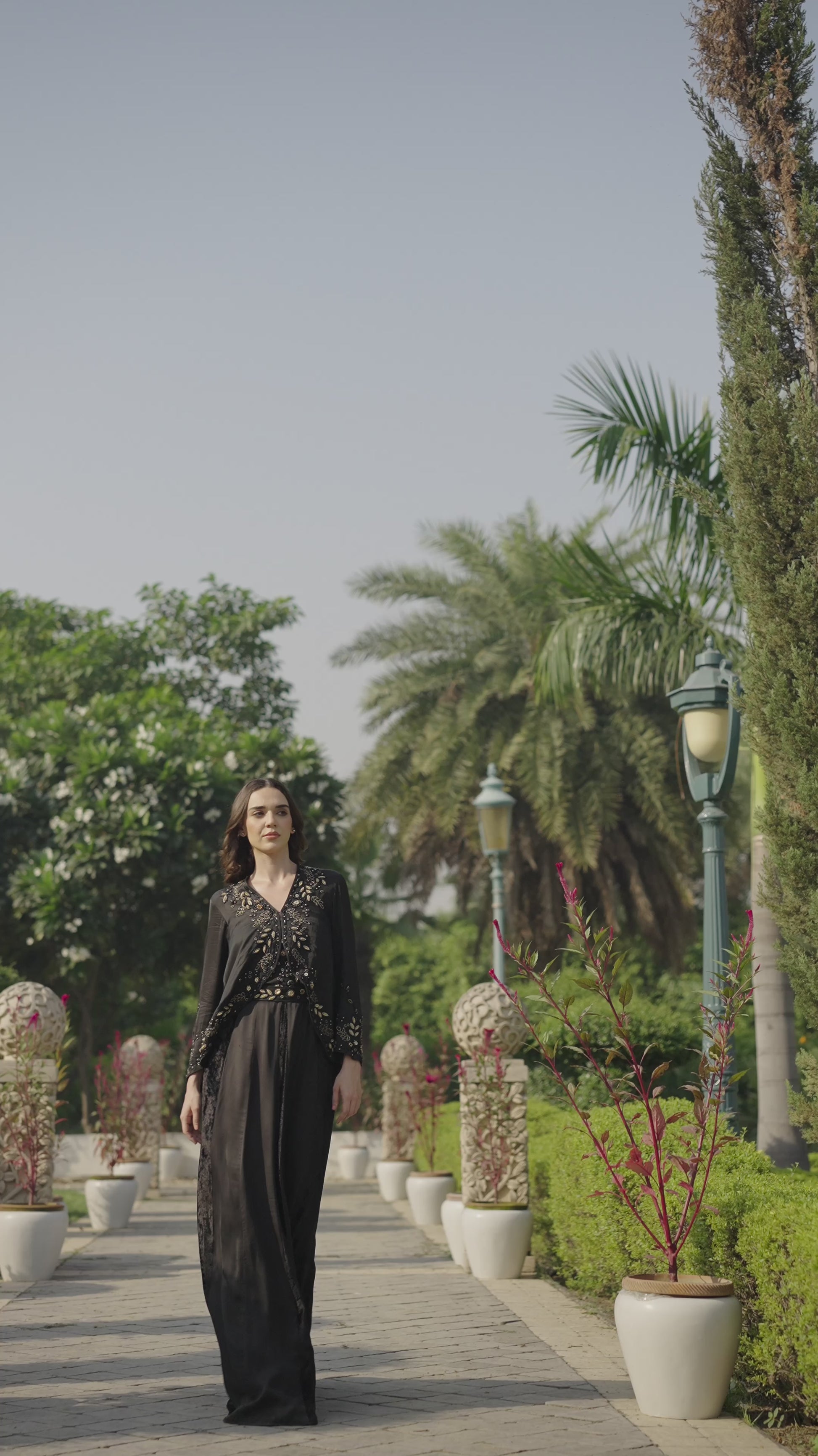 فستان حفلات نسائي أنيق لونه أسود من شالكي