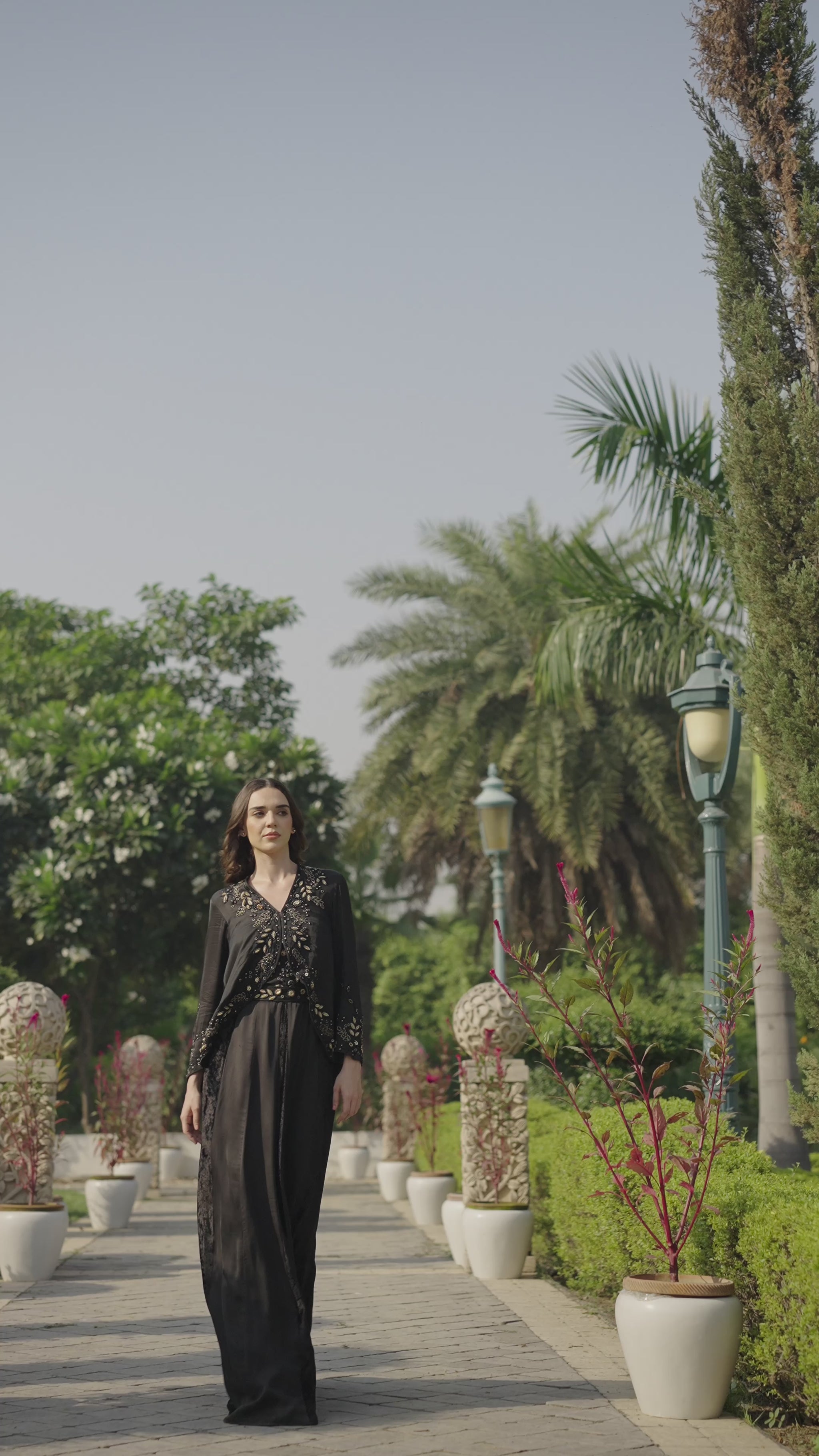 فستان حفلات نسائي أنيق لونه أسود من شالكي