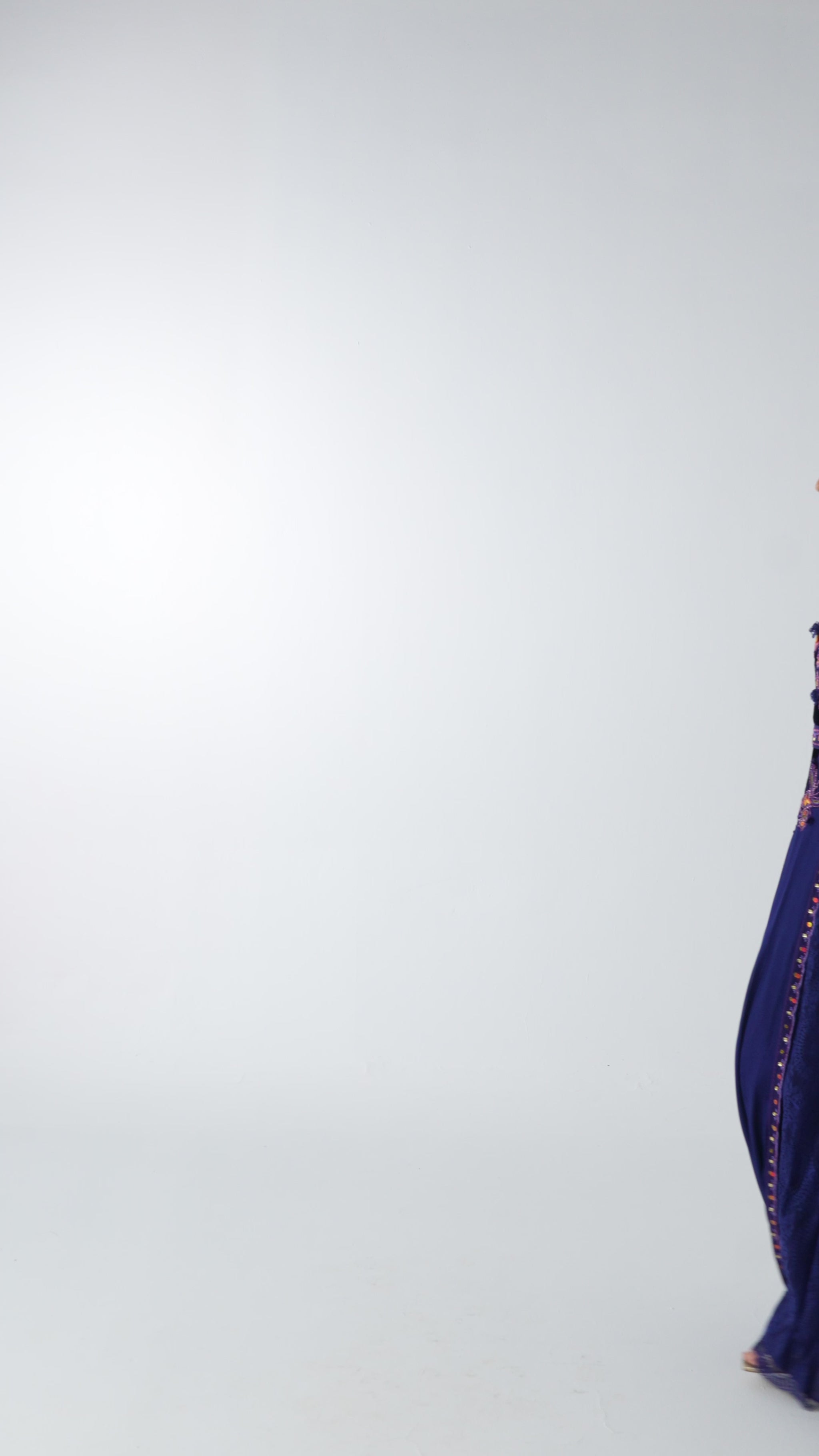 فستان مخمل موف بستايل ملكي طويل من أرقى فساتين سهرة شتوية
Mauve velvet dress with a royal design among the elegant winter dresses