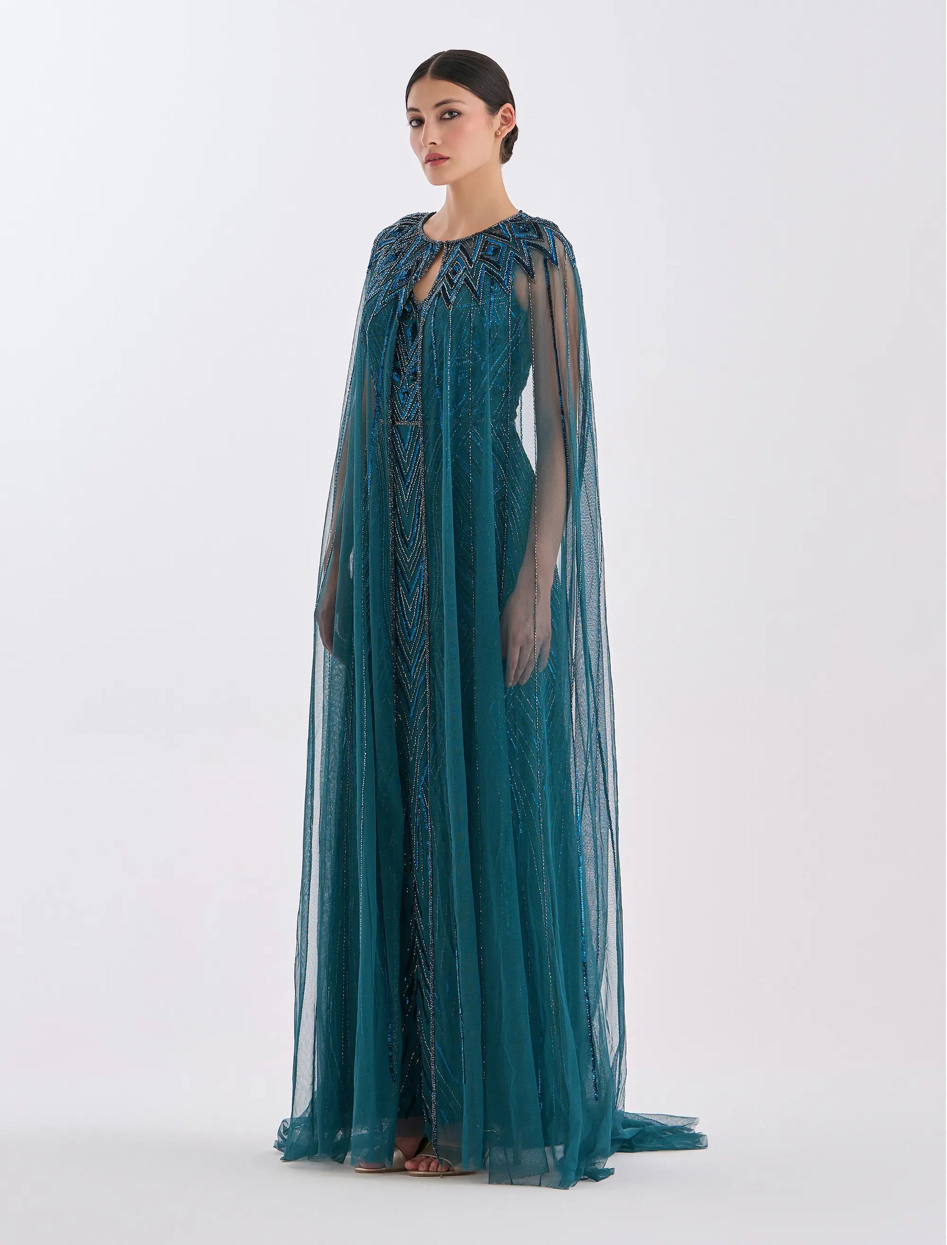 فستان سواريه اخضر غامق بتطريز يدوي مع كيب شيفون