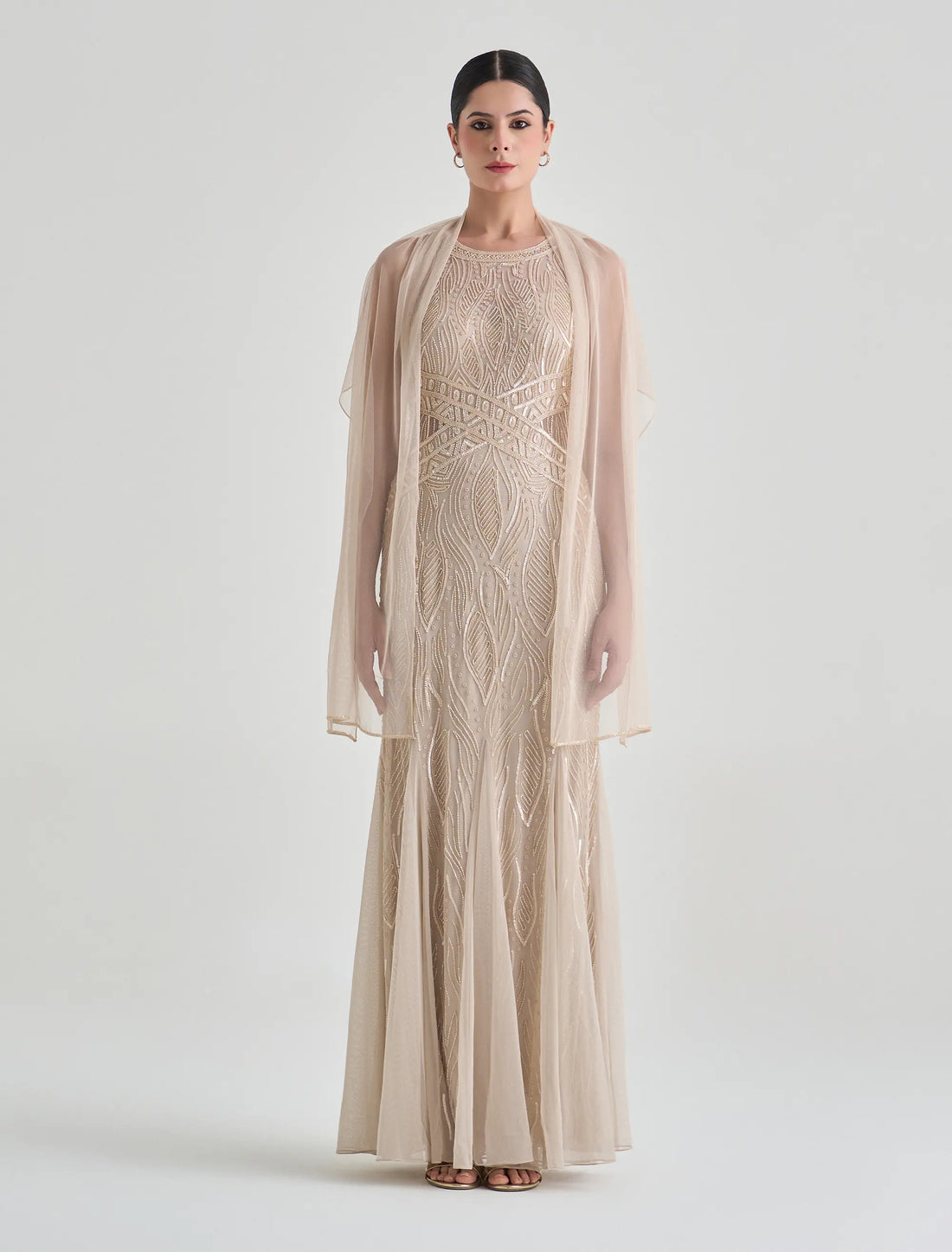 فستان لون بيج فاتح اوف شولدر مع شال
Long beige off-shoulder dress with hand embroidery and chiffon cape