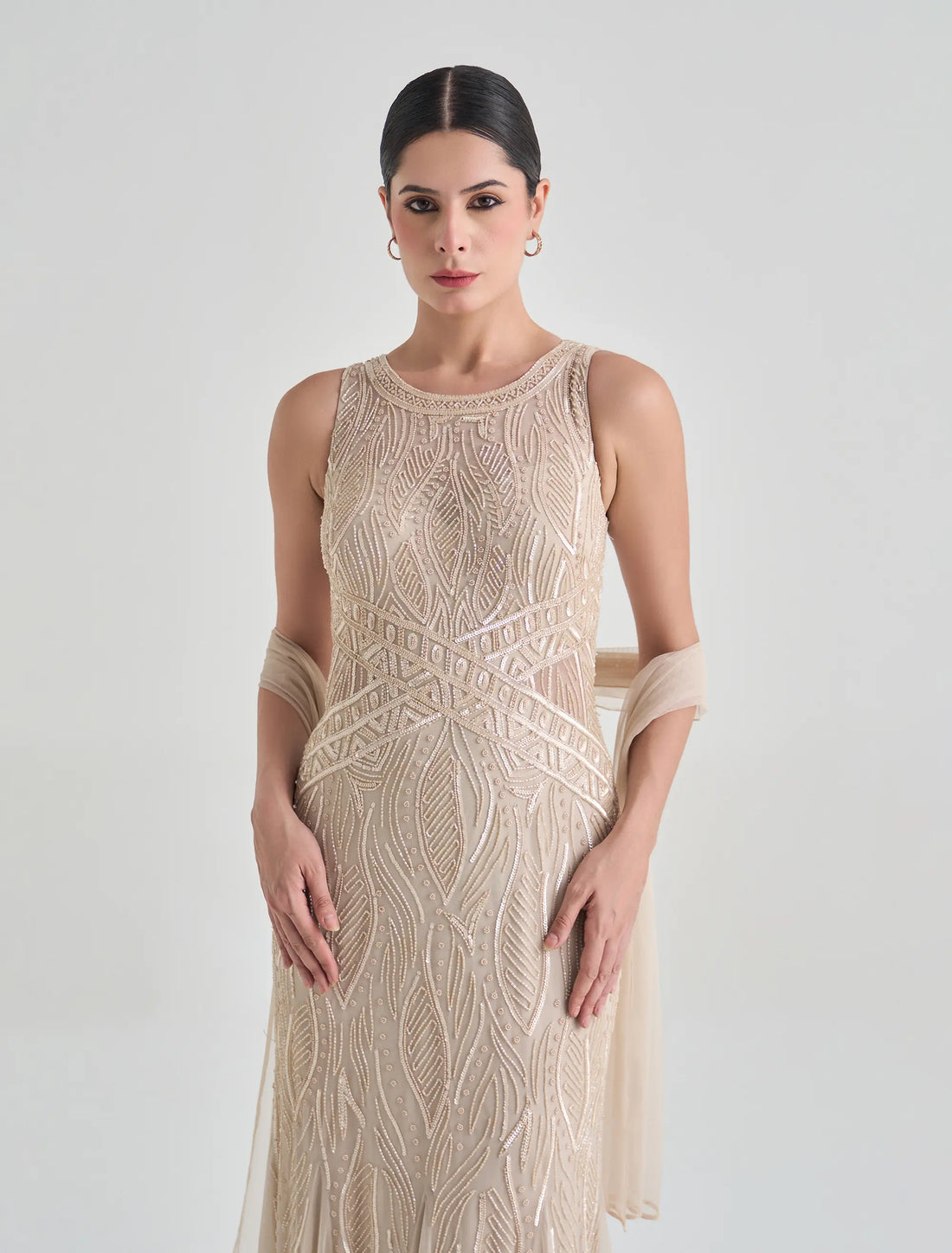 فستان لون بيج فاتح اوف شولدر مع شال
Long beige off-shoulder dress with hand embroidery and chiffon cape